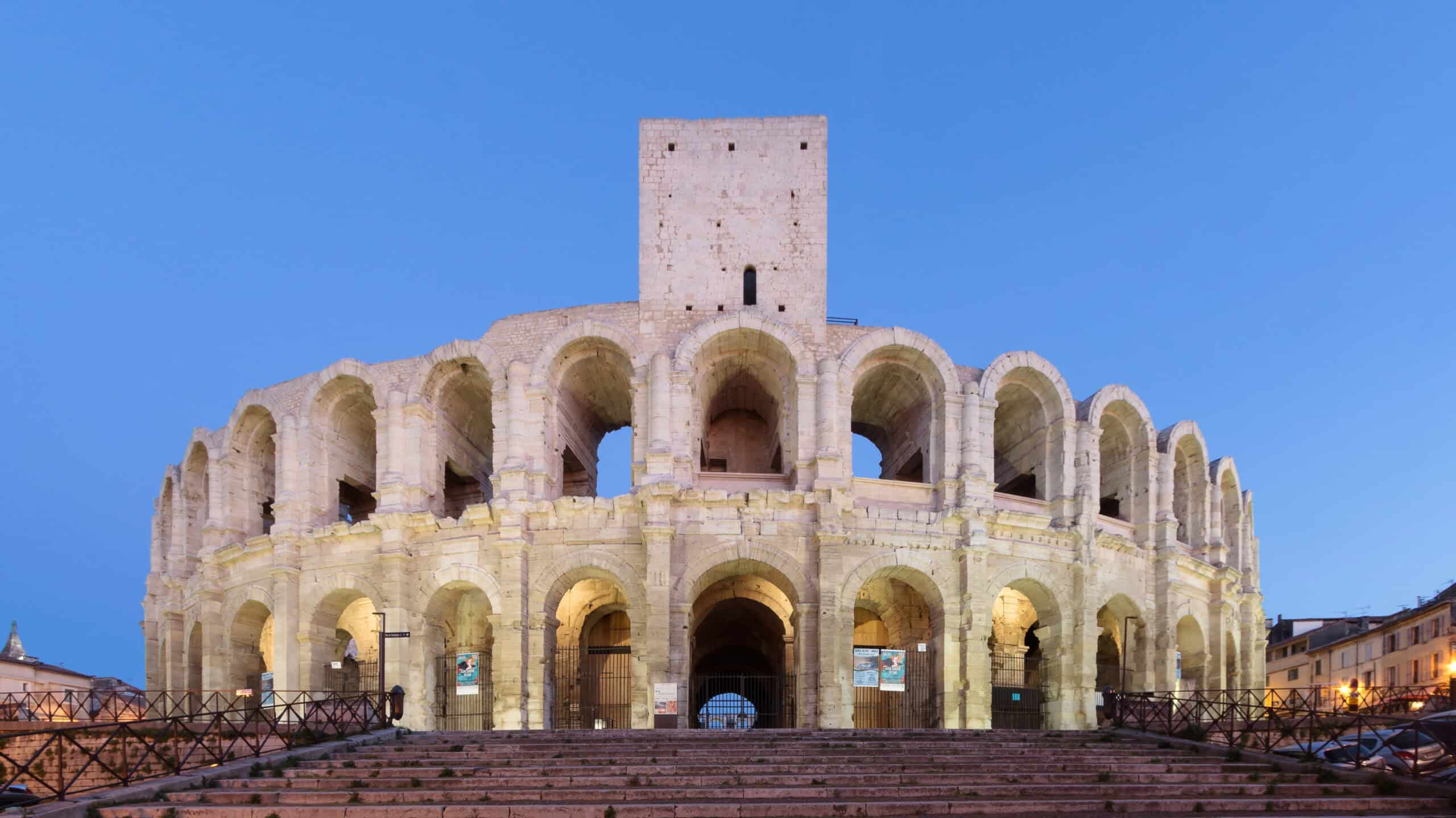 Das römische Amphitheater von Arles mit seinen historischen Arkaden
