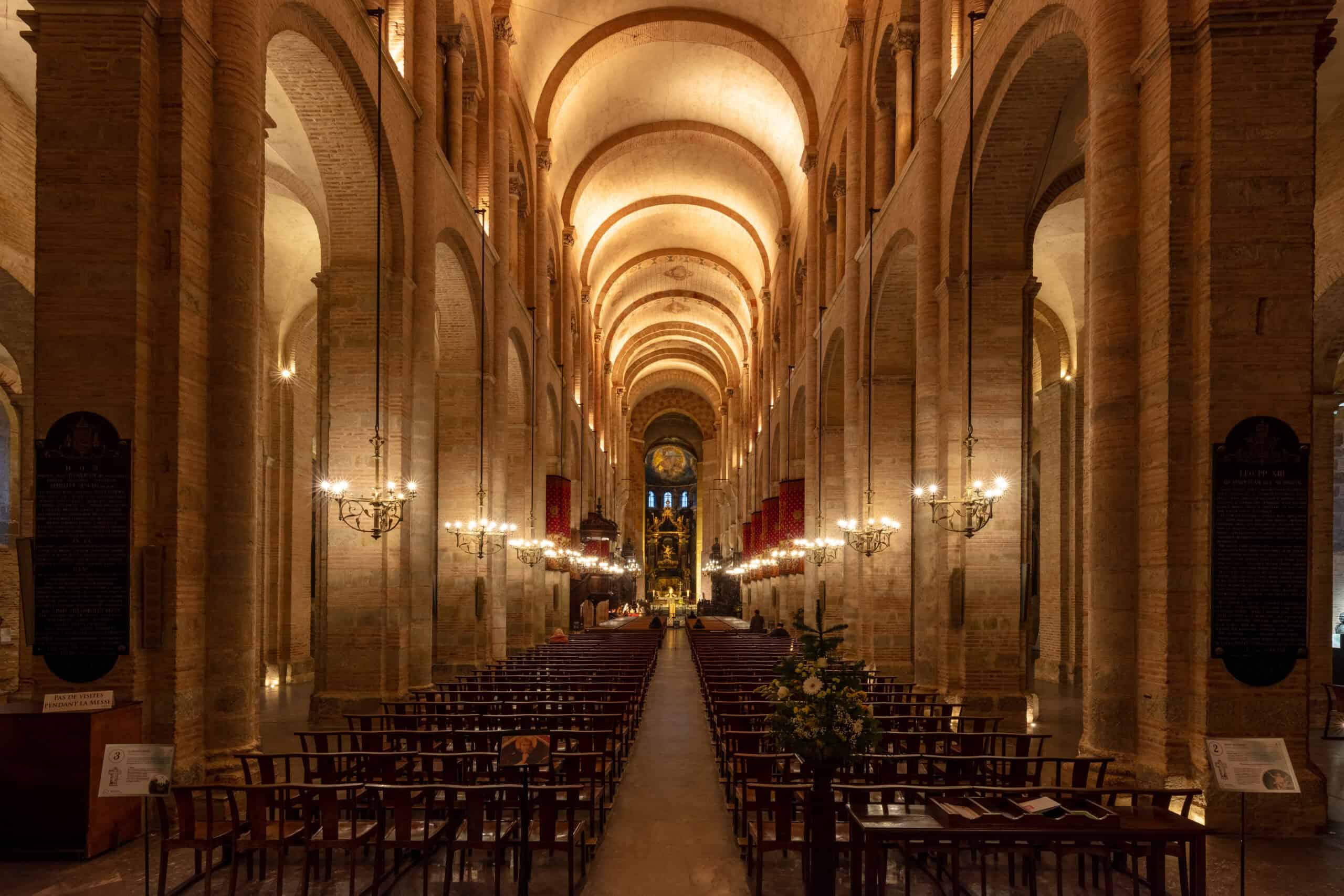 Romanisches Mittelschiff der Basilika Saint-Sernin in Toulouse mit hohem Gewölbe und Blick zum Chor