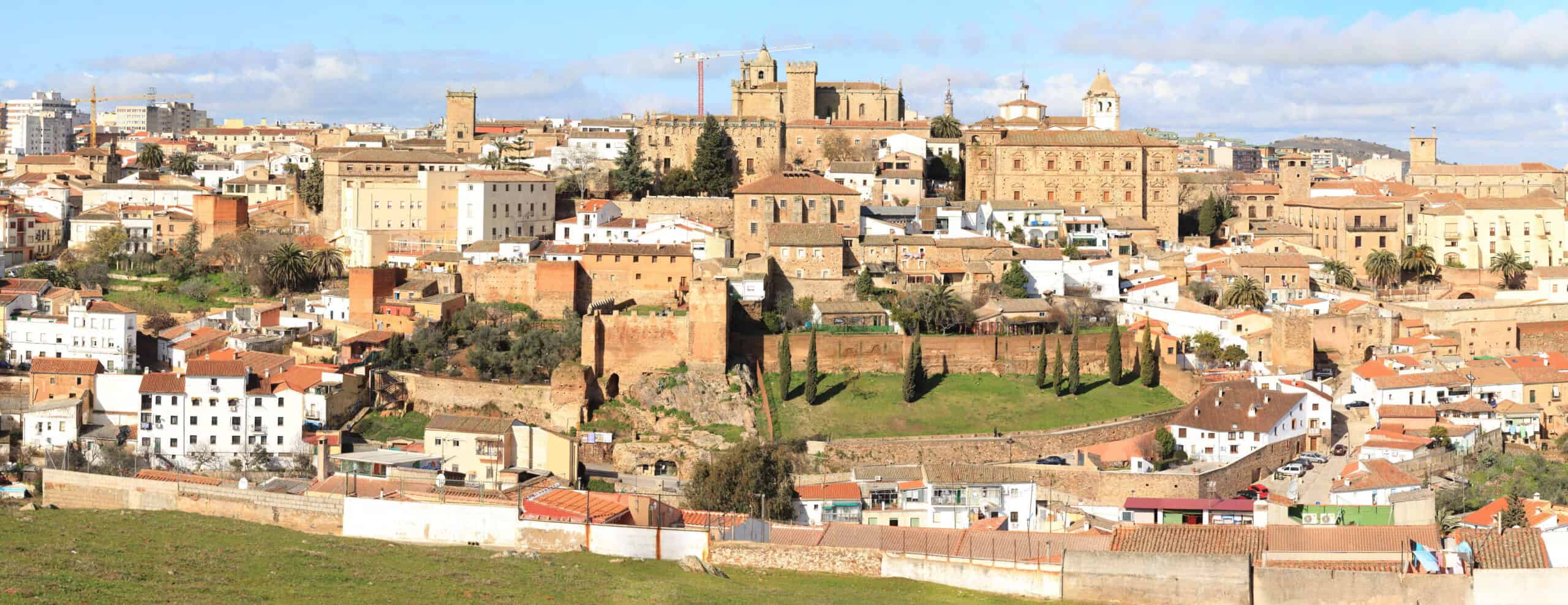 Breites Panorama der historischen Stadt Cáceres mit ihren Türmen und Gebäuden