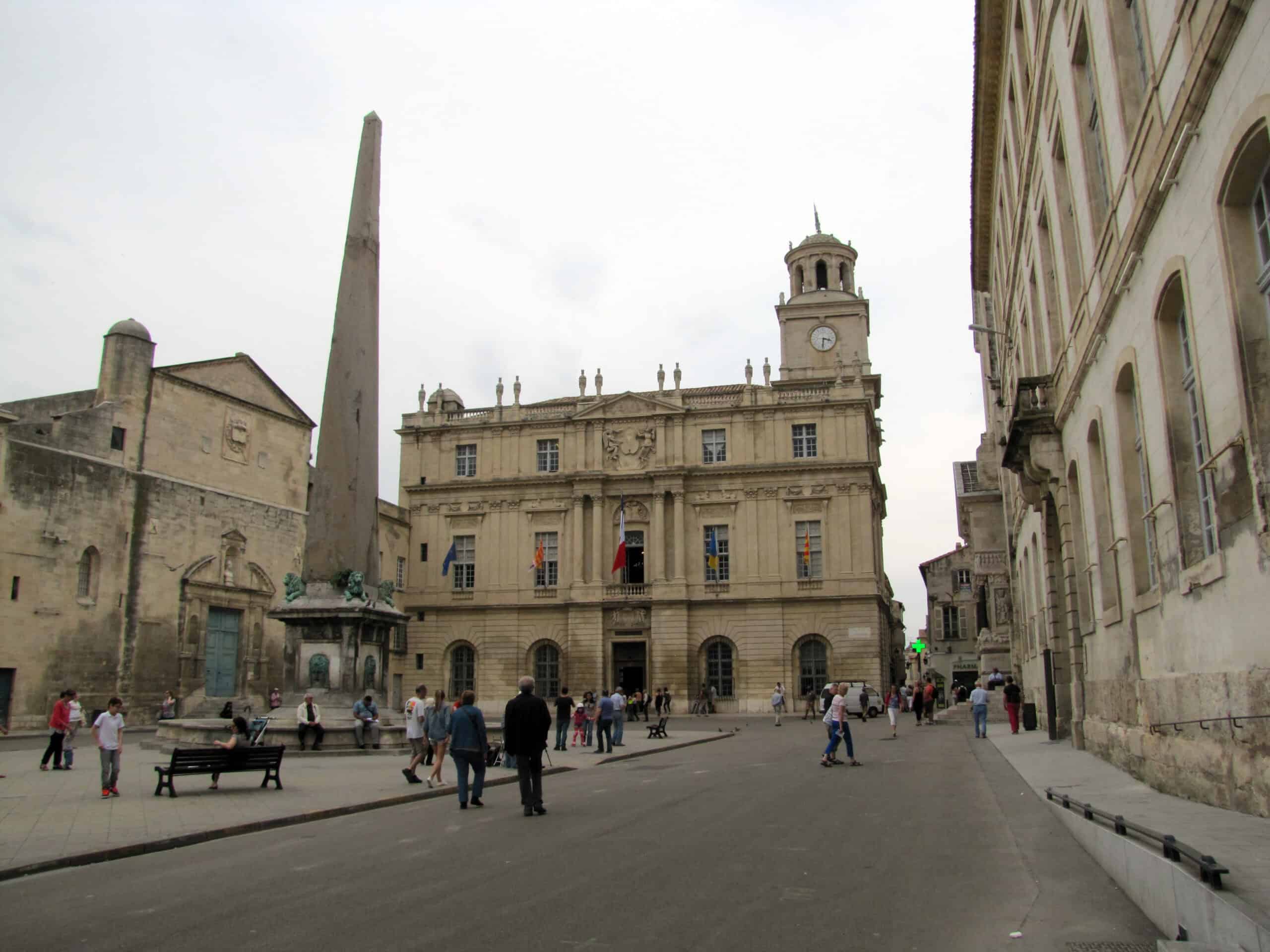 Place de la République in Arles mit Obelisk, Rathaus und historischen Gebäuden