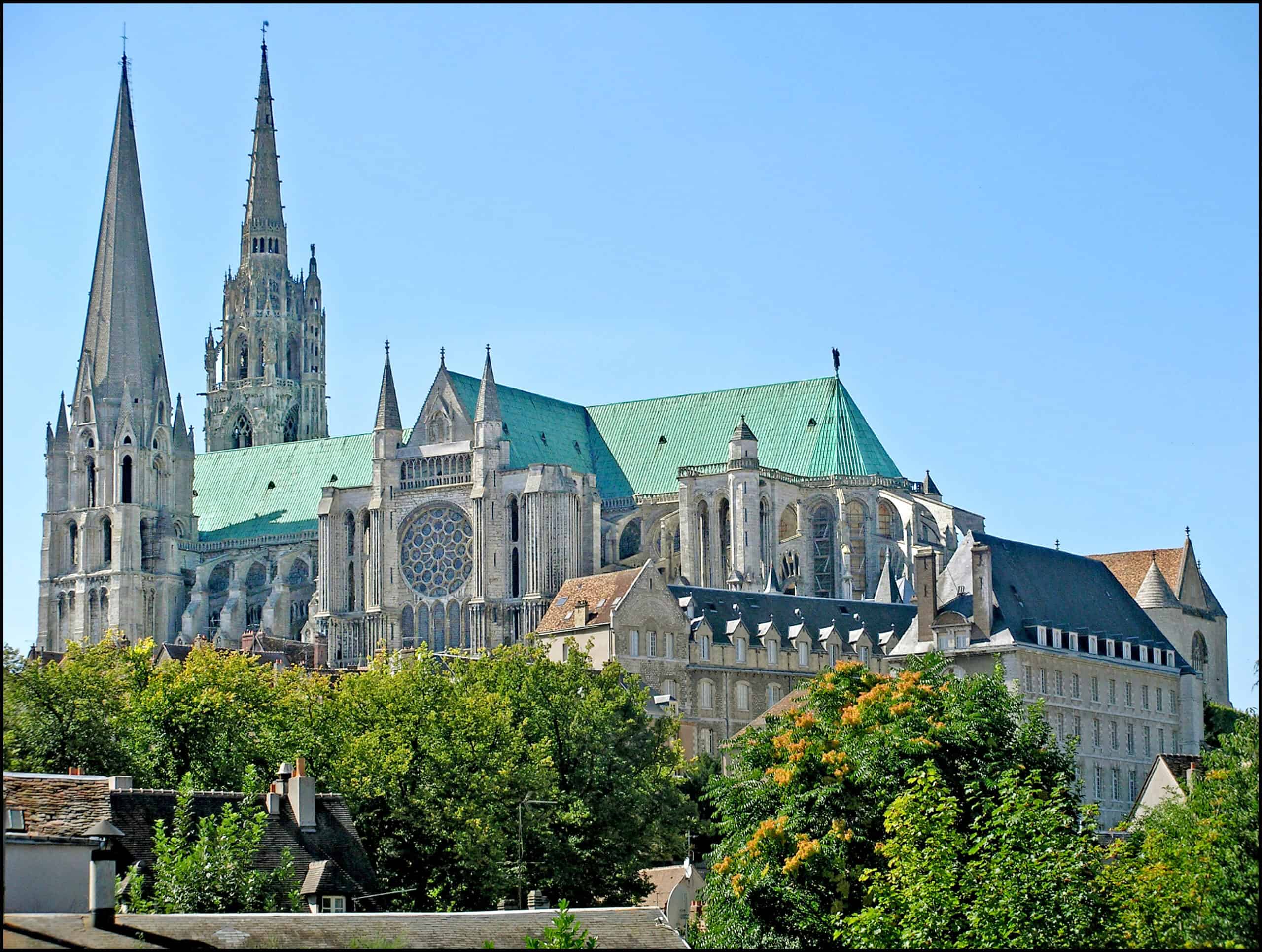 via turonensis 11 Seitenansicht der gotischen Kathedrale von Chartres mit ihren beiden unterschiedlich gestalteten Türmen und grünem Dach