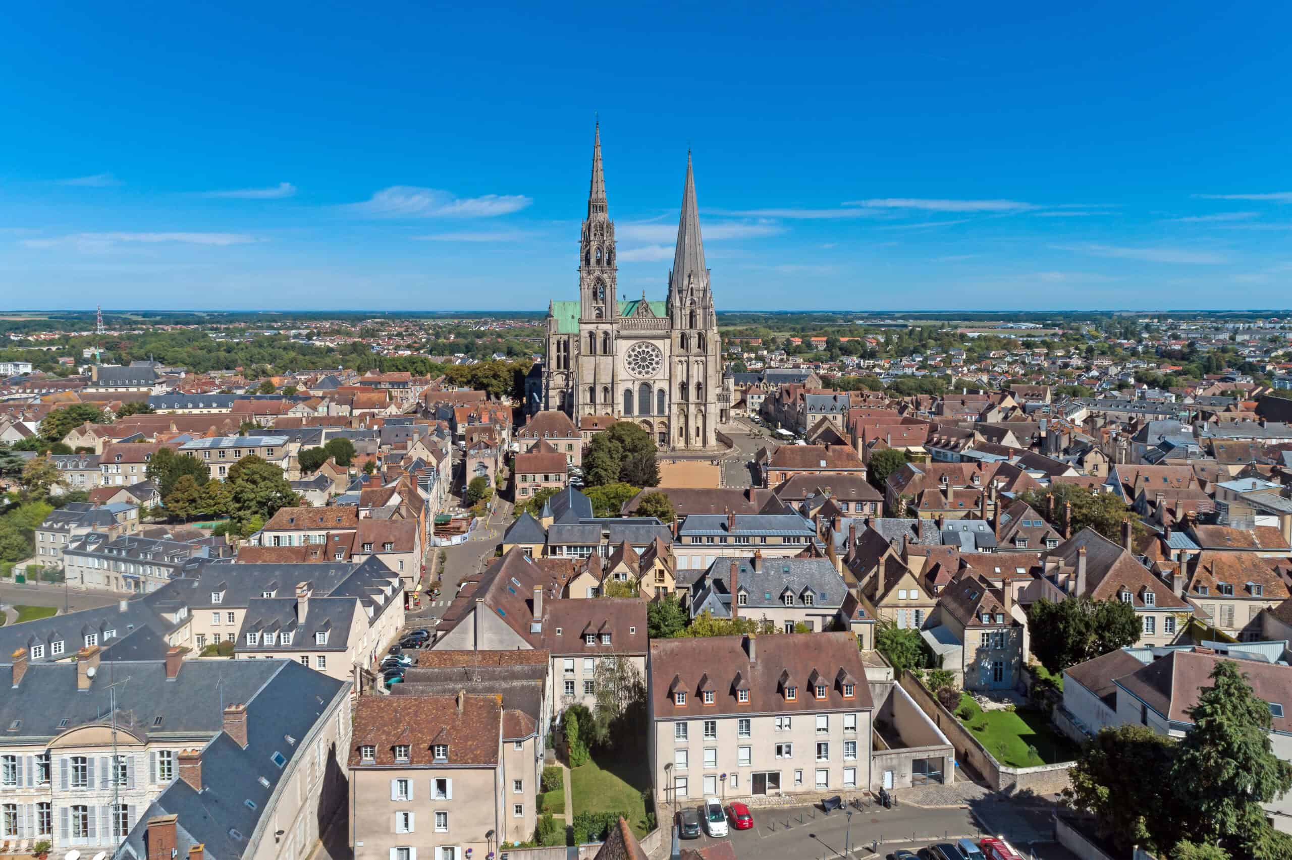 via turonensis 10 Luftaufnahme von Chartres mit der Kathedrale Notre-Dame und ihren beiden hohen Türmen über den Dächern der Altstadt