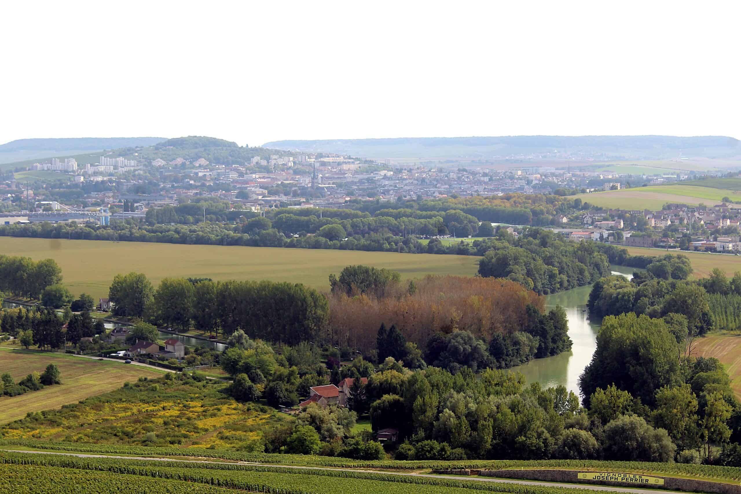 Weinlandschaft und weite Aussicht von Hautvillers auf Épernay in der Champagne