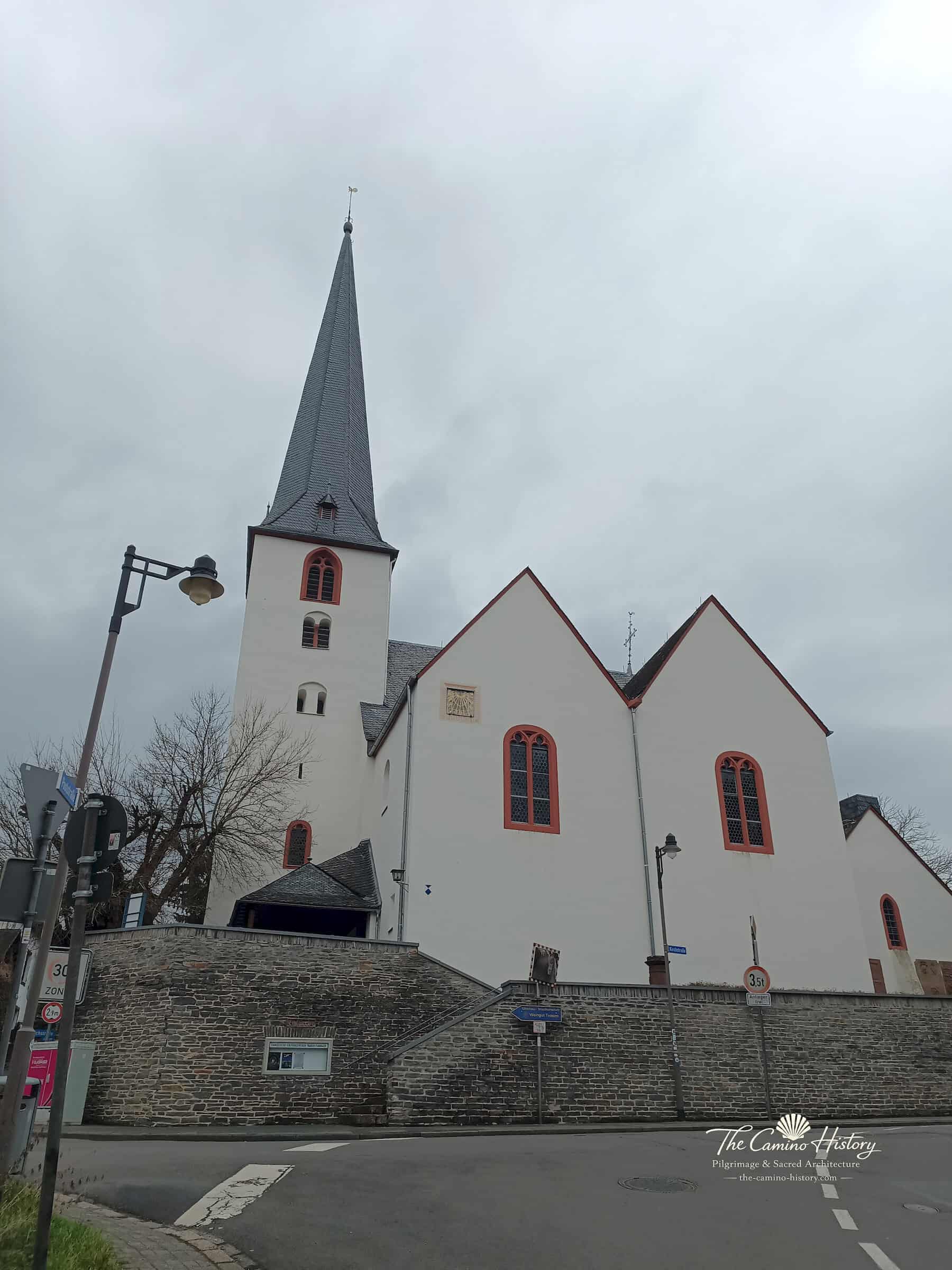 Evangelische Peterskirche in Traben mit schiefergedecktem Turm und zwei weiß verputzten Giebeln