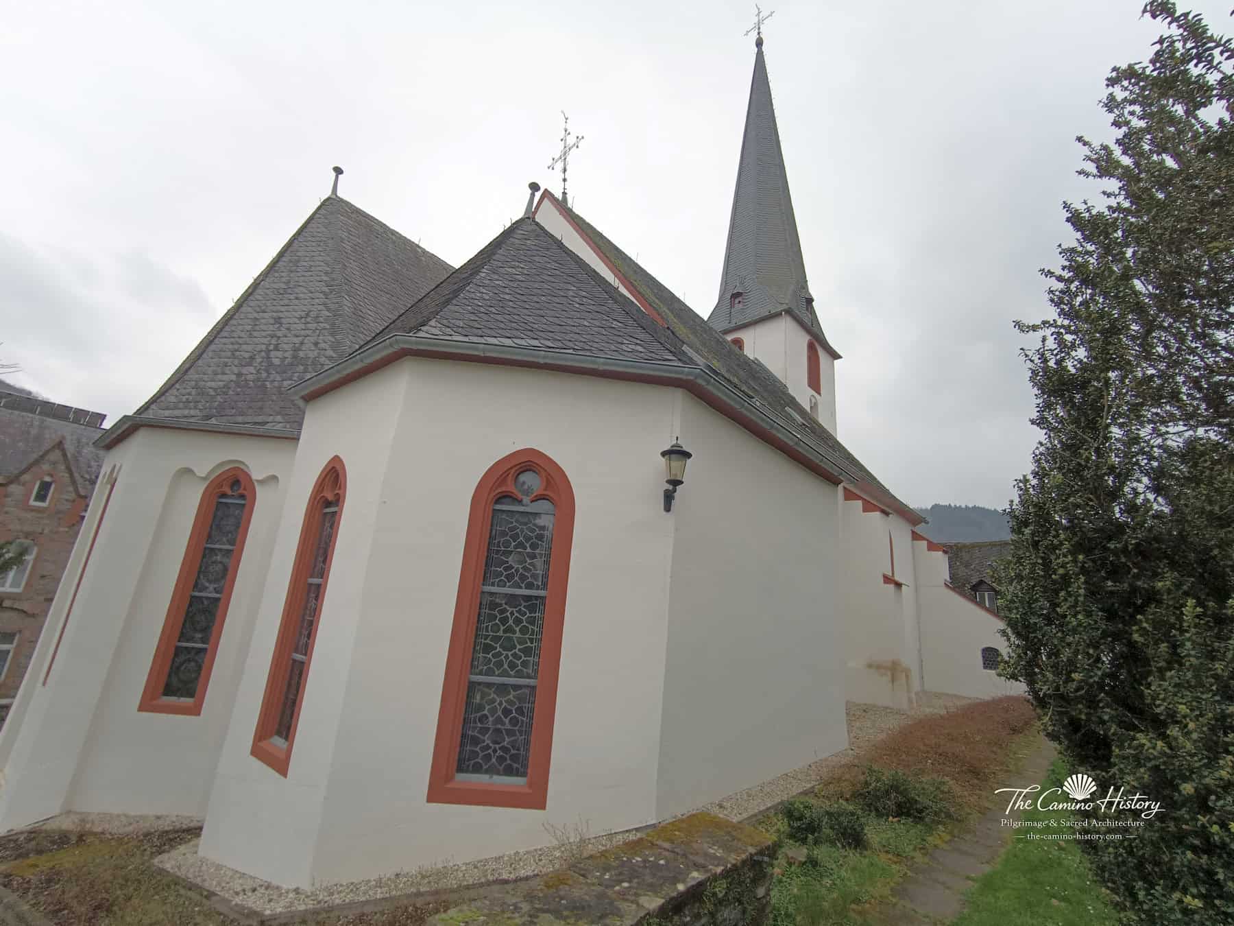 Chorseite der evangelischen Peterskirche in Traben mit polygonalen Baukörpern und gotischen Spitzbogenfenstern