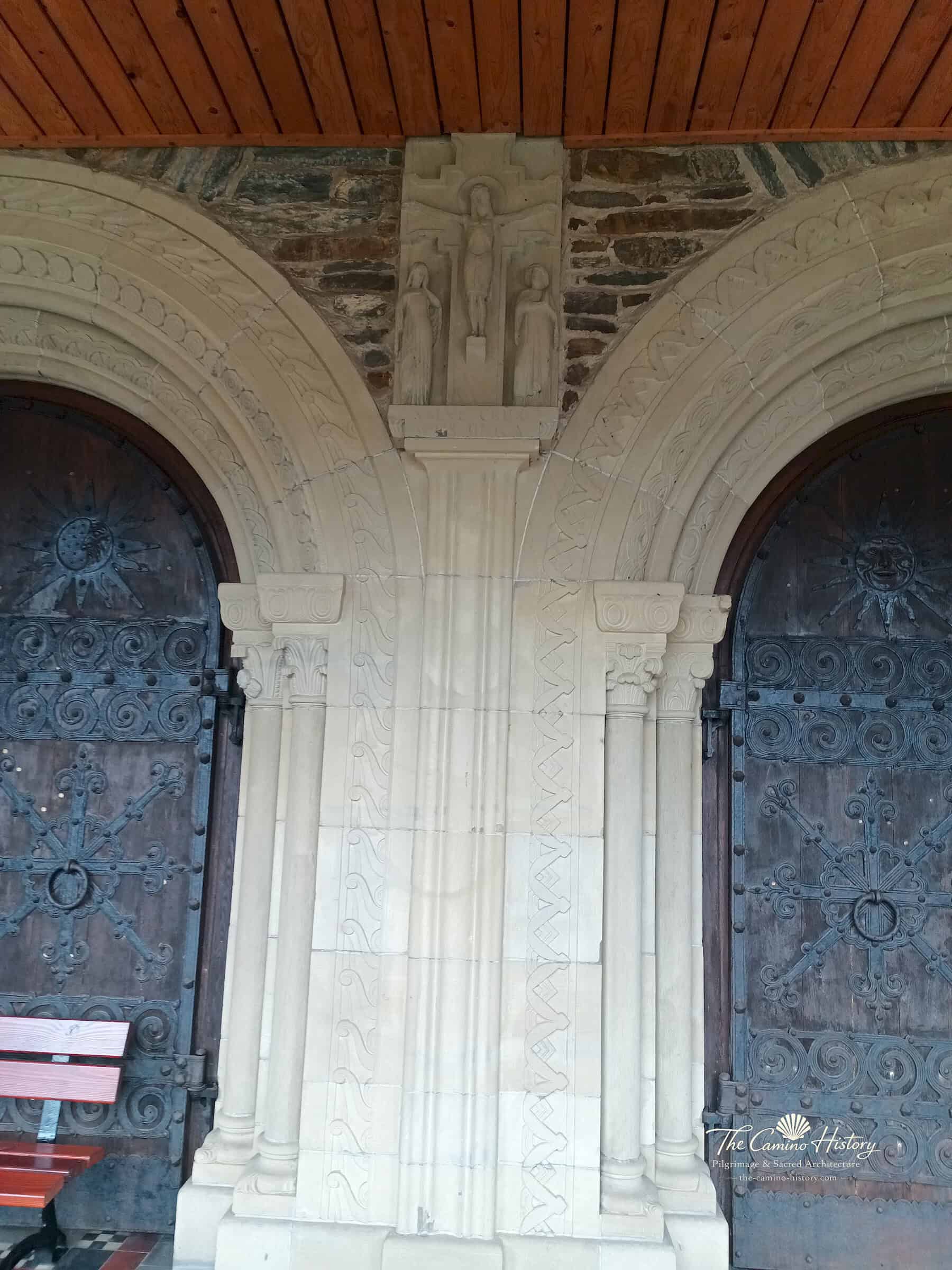 Mittelteil zwischen den Portalen von St. Peter und Paul in Traben mit steinerner Kreuzigungsgruppe und Säulen.