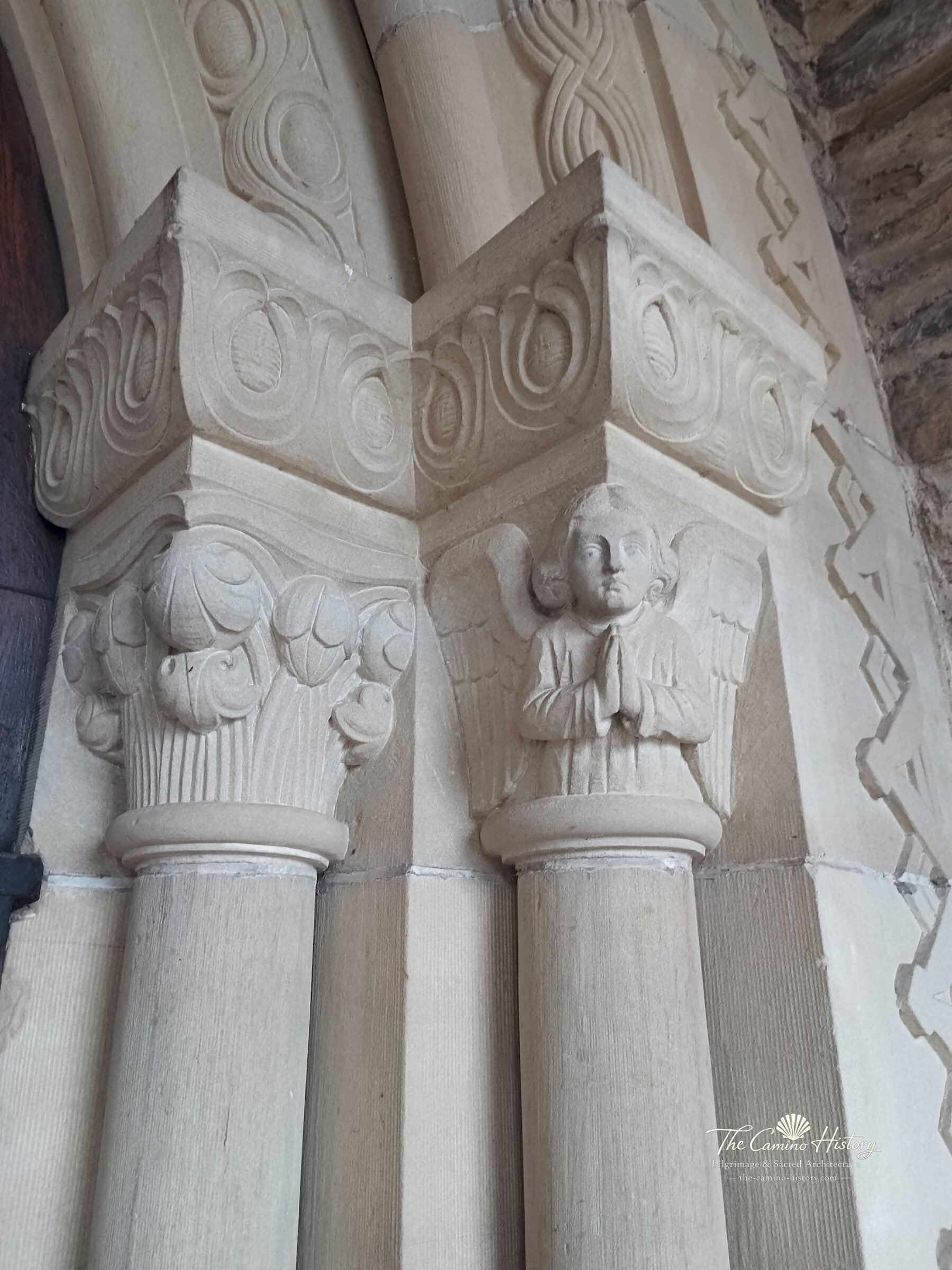 Neuromanisch gestaltete Kapitelle am Eingang von St. Peter und Paul in Traben, darunter ein betender Engel.