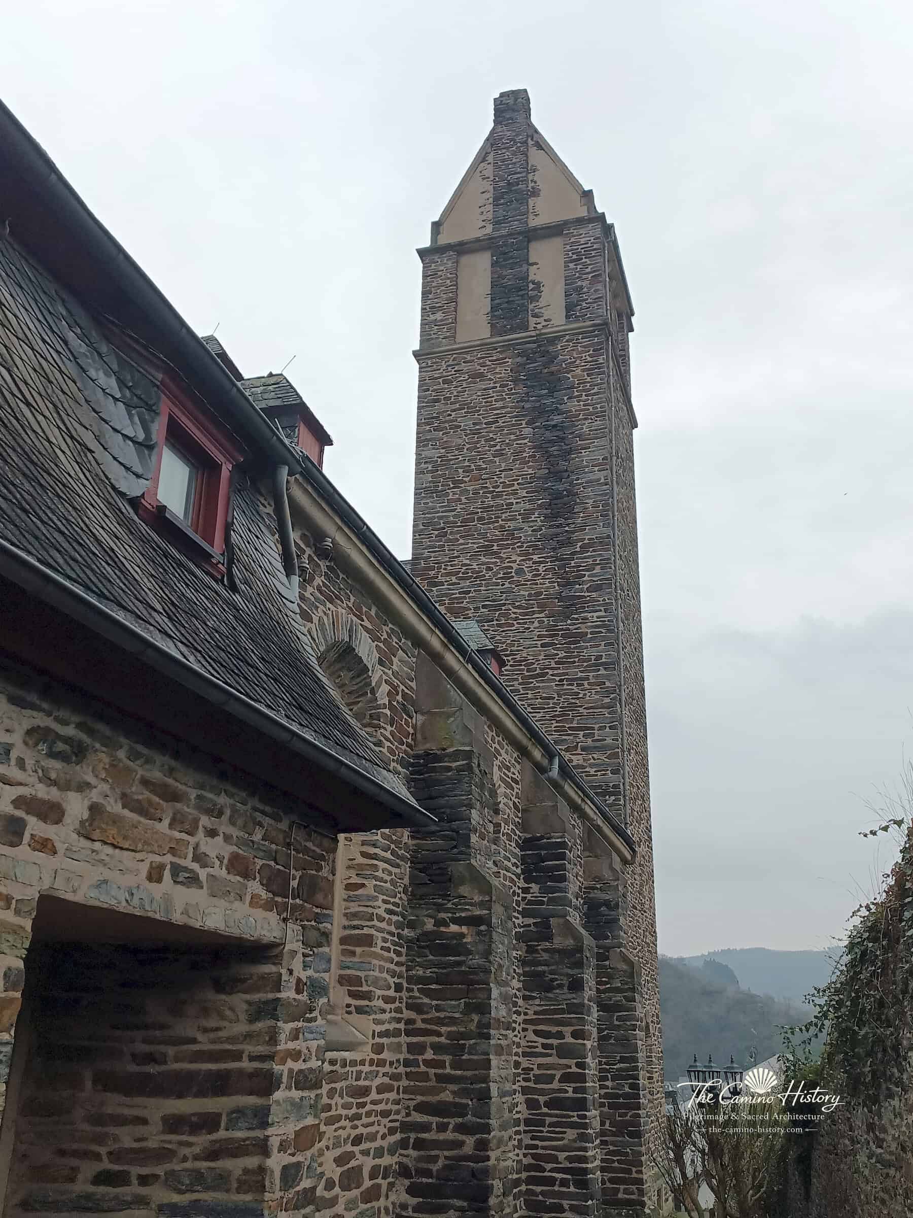 Hoher Kirchturm der katholischen Kirche St. Peter und Paul in Traben mit Giebelabschluss und Strebepfeilern.