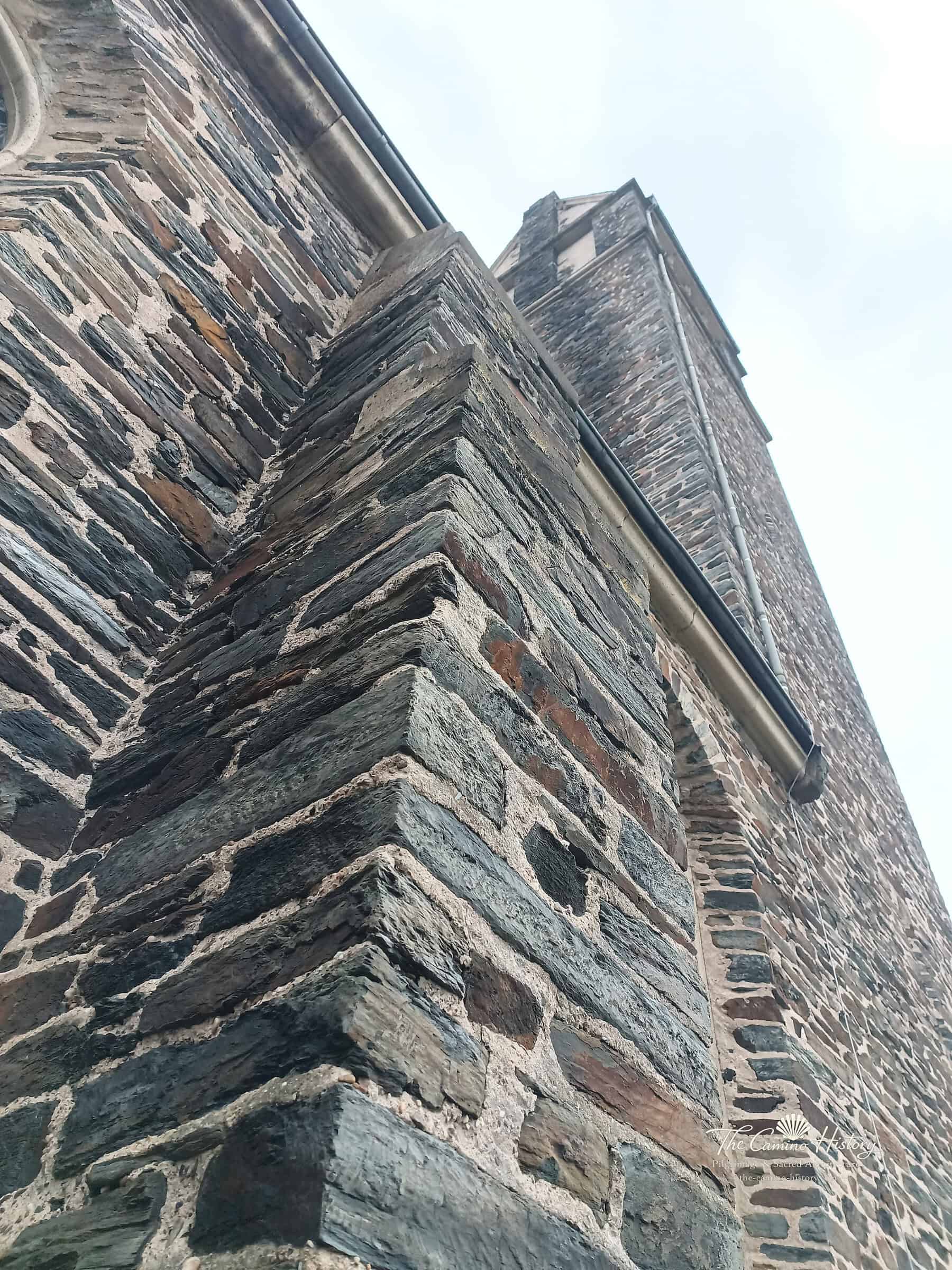 Strebepfeiler aus Schieferbruchstein an der katholischen Kirche St. Peter und Paul in Traben.
