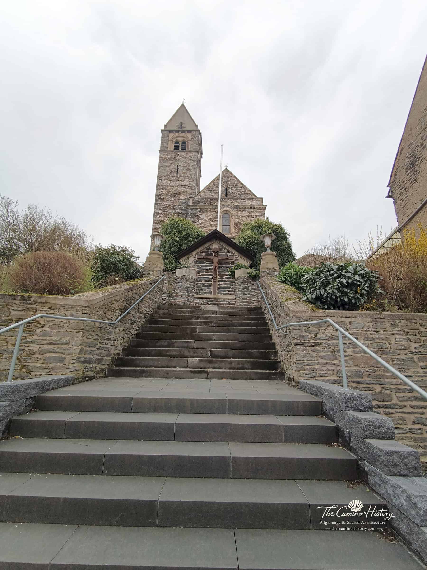 Traben – Katholische Kirche St. Peter und Paul über der breiten Freitreppe mit Kruzifix und Kirchturm