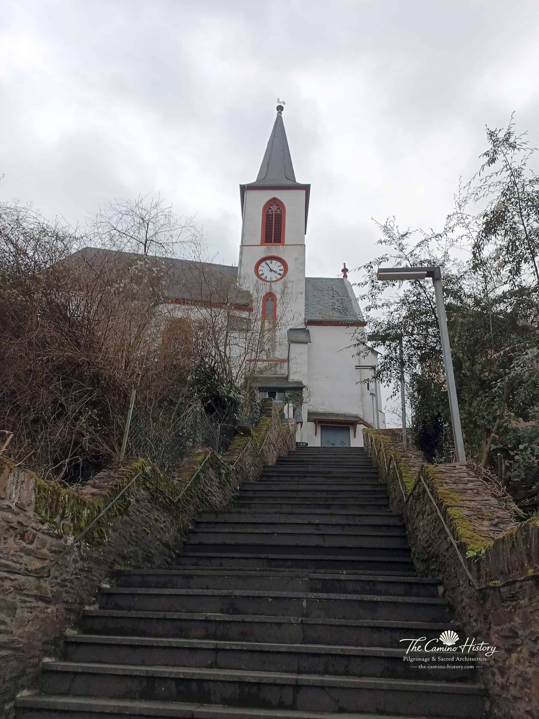Trarbach – Evangelische Kirche (ehemals St. Nikolaus) 1 Historische Treppenanlage zur evangelischen Kirche in Trarbach, darüber der weiß verputzte Kirchturm mit Uhr und Schieferhelm