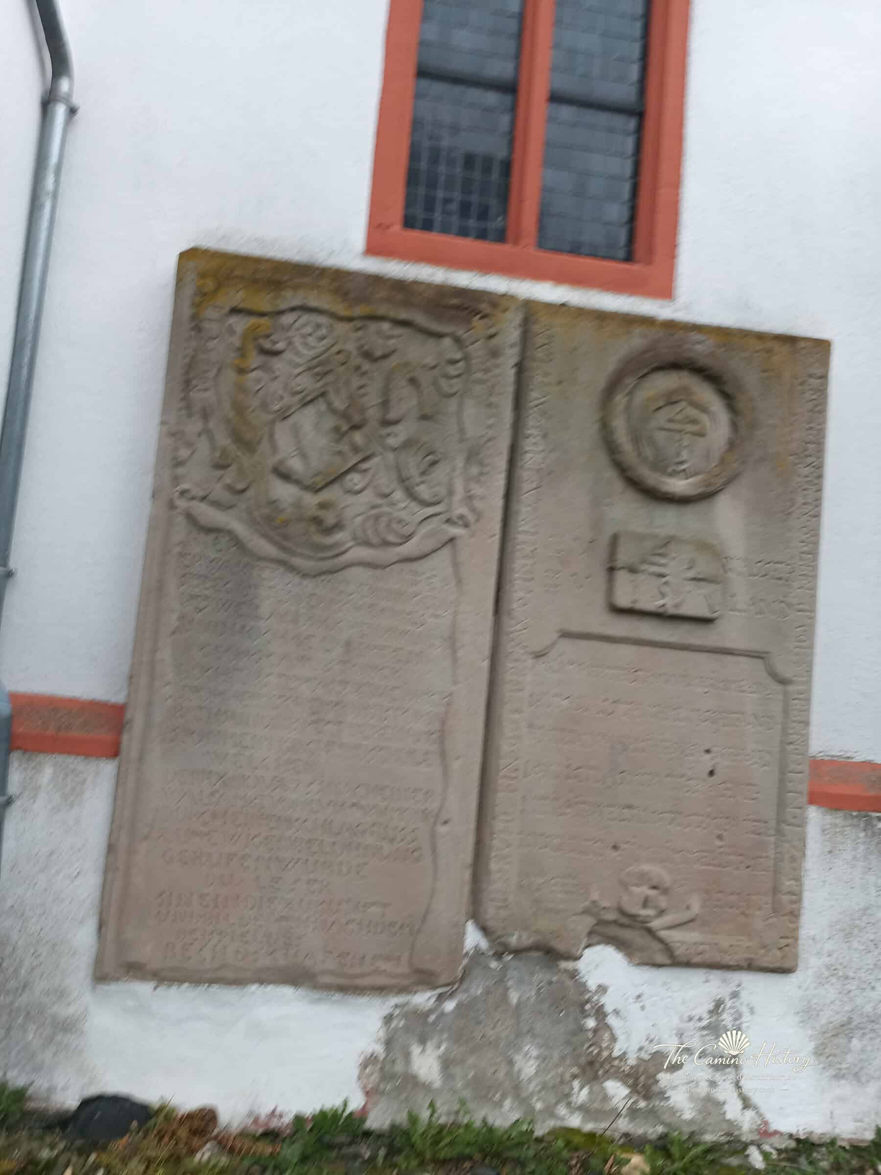 Trarbach – Evangelische Kirche (ehemals St. Nikolaus) 9 Zwei großformatige, nebeneinander angebrachte Sandstein-Grabplatten an der evangelischen Kirche Trarbach mit Wappen, Ornamenten und Inschriftfeldern