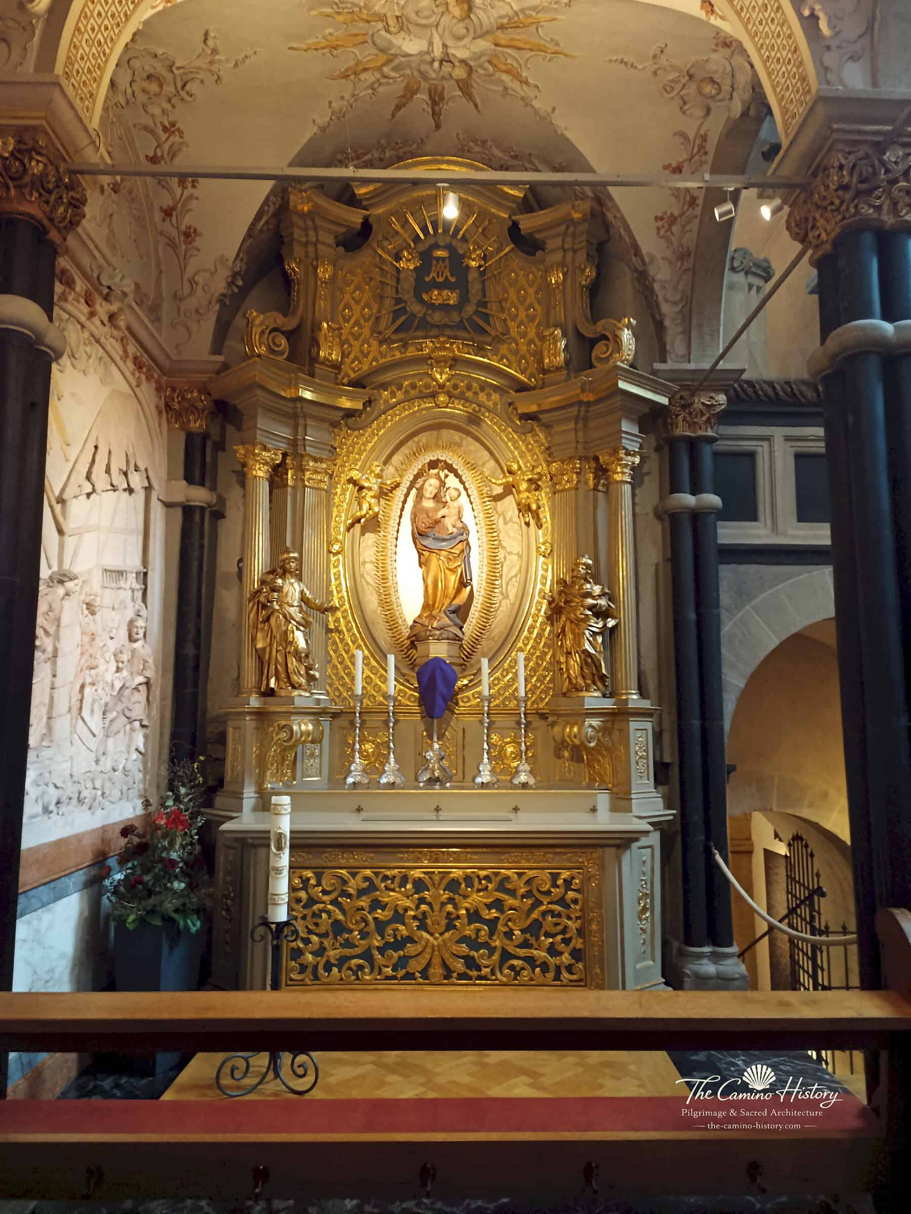 Marienaltar in der Marienkapelle des Trierer Doms mit seitlichen Säulen, Gewölbezone und angrenzender Wanddekoration