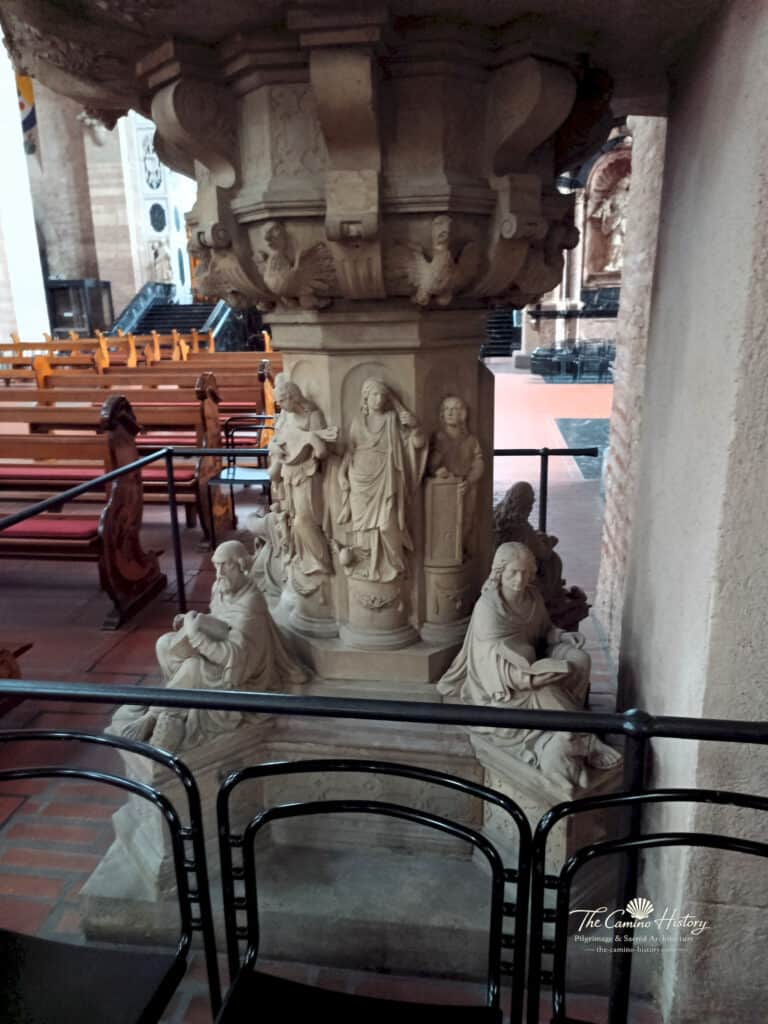 Kanzelfuß mit Figuren