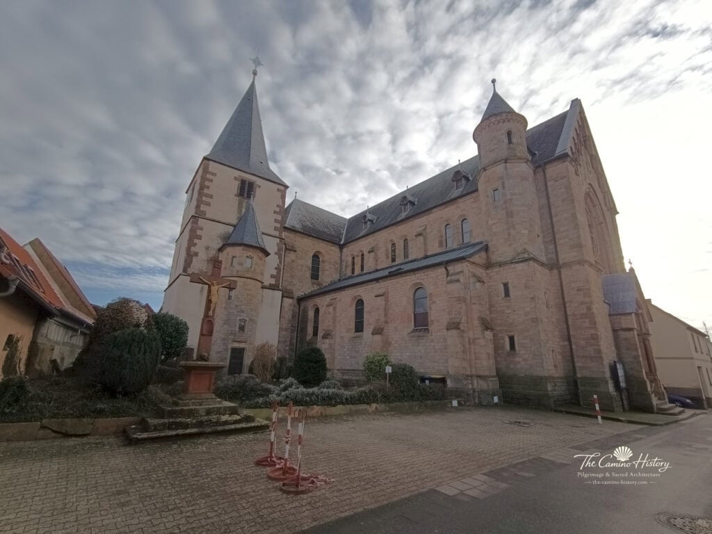St. Georg in Landau-Arzheim. Der heutige neuromanische Kirchenbau entstand 1902–1904; der ältere spätgotische Chorturm der Vorgängerkirche blieb erhalten.