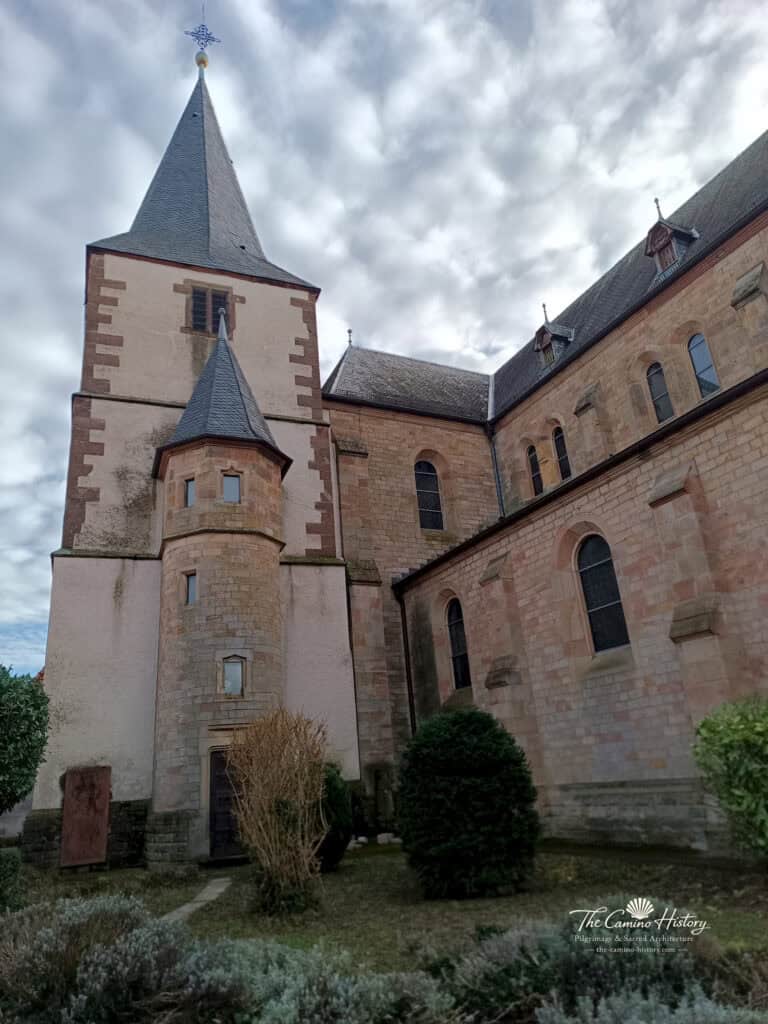Der historische spätgotische Chorturm trifft unmittelbar auf den neuromanischen Bau des frühen 20. Jahrhunderts.