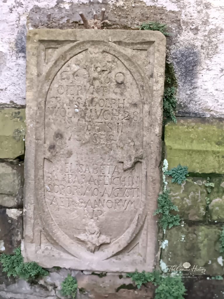Ein weiterer historischer Grabstein an der Außenwand von St. Georg.