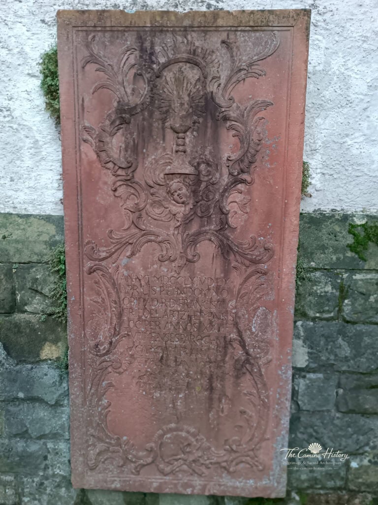 Der reich verzierte Grabstein des Arzheimer Pfarrers Franz Friedel aus dem Jahr 1764