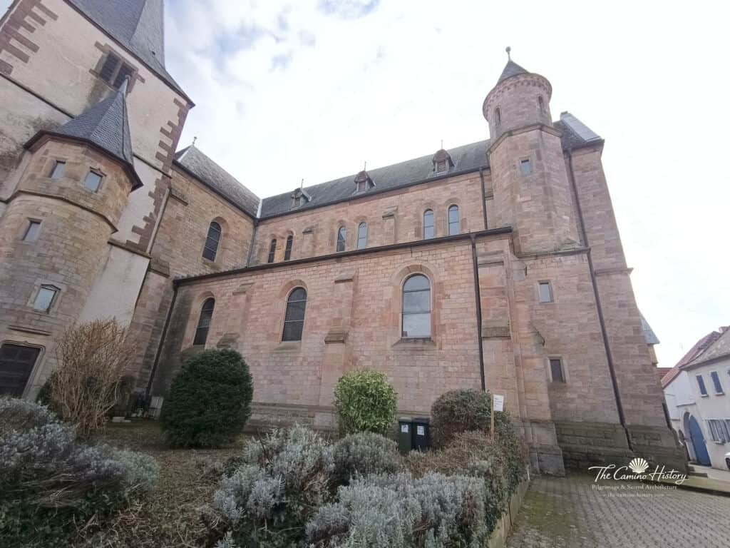 Die Seitenfassade von St. Georg zeigt die typische neuromanische Gliederung mit Rundbogenfenstern und kräftigen Sandsteinflächen.
