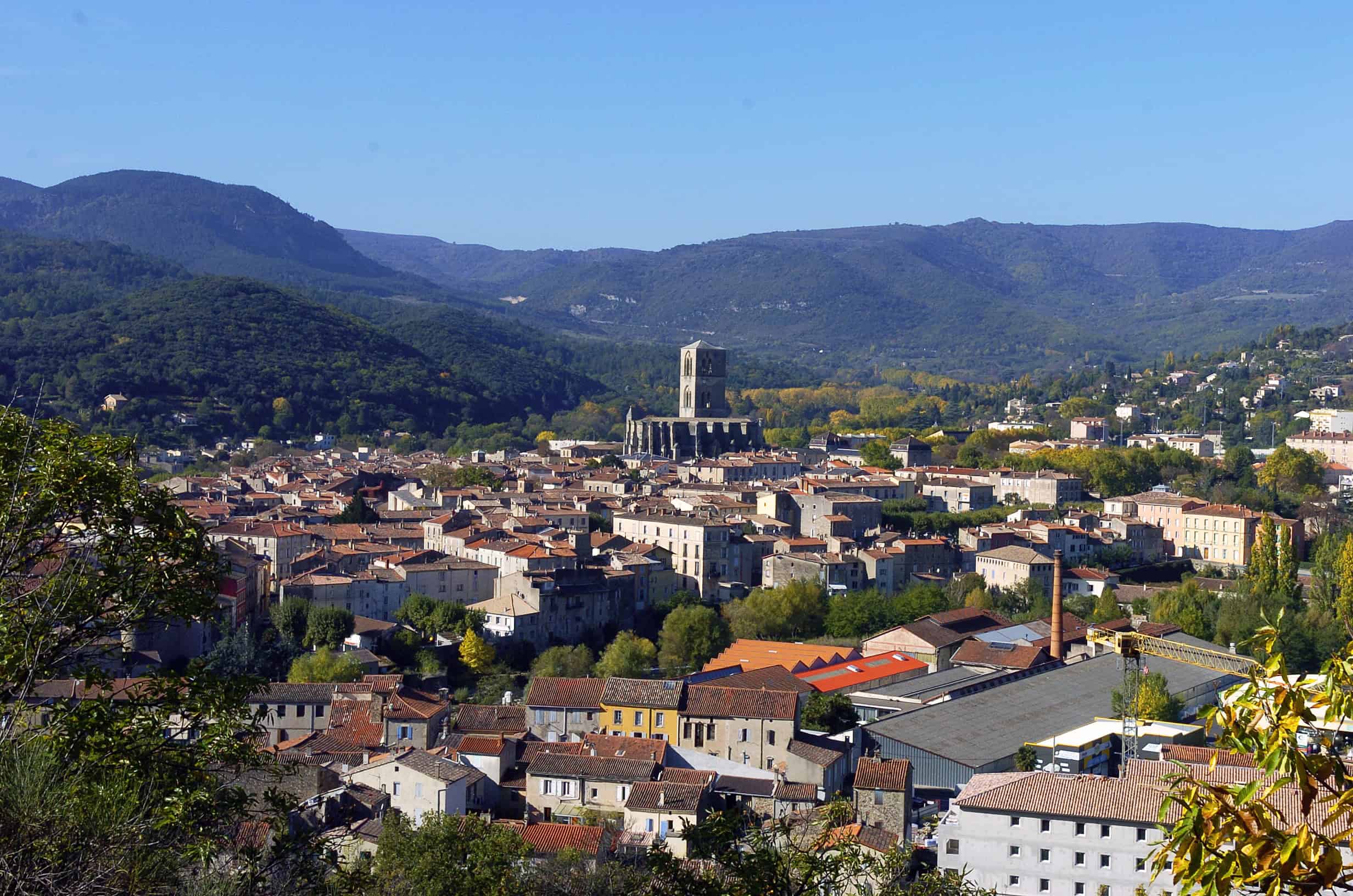 Ansicht der historischen Stadt Lodève im französischen Département Hérault