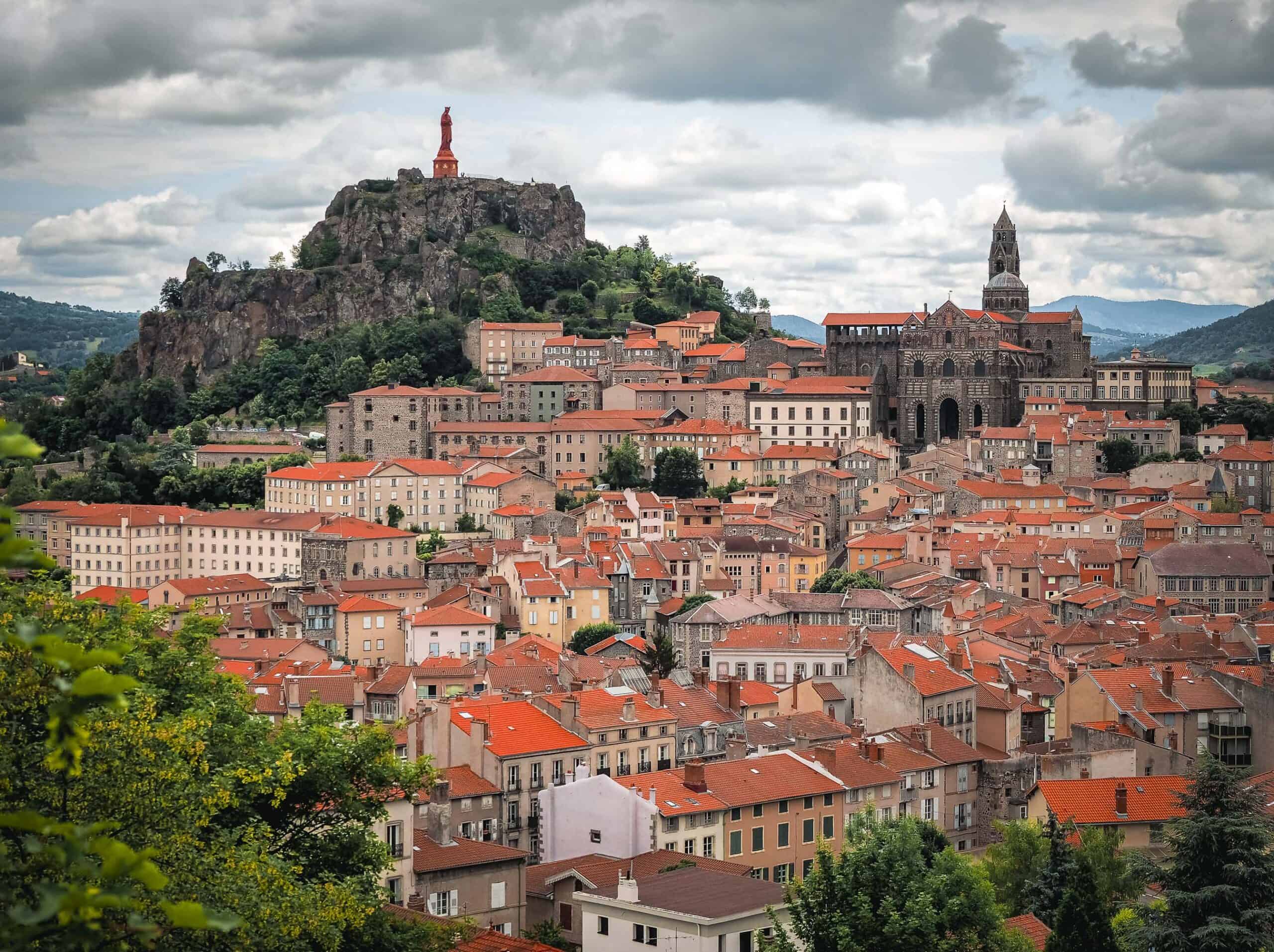 Panorama von Le Puy-en-Velay mit der Kathedrale Notre-Dame und der Statue Notre-Dame de France