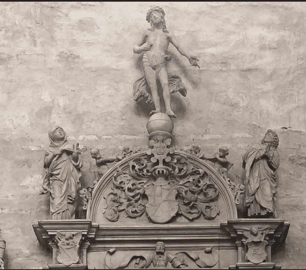 Der obere Abschluss des Grabdenkmals mit Christus als Schmerzensmann, seitlichen Figuren und dem großen Wappen des Erzbischofs.