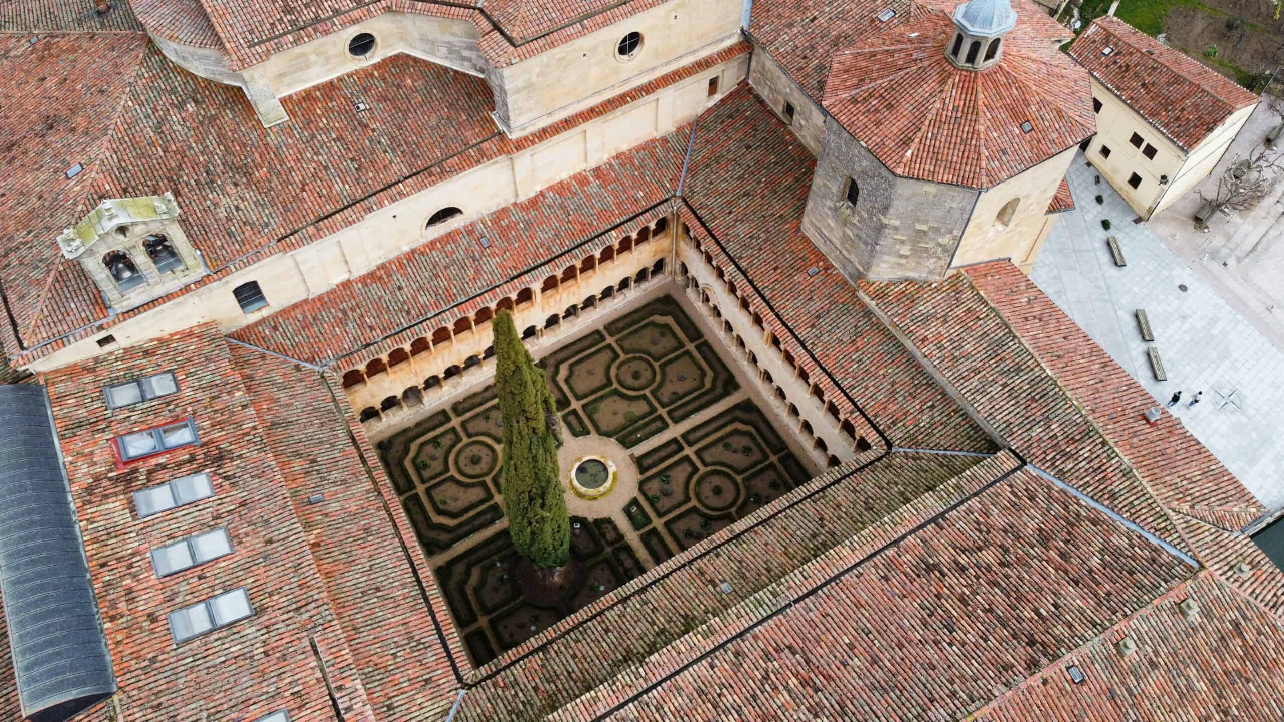 Blick in den von Säulenarkaden eingefassten Kreuzgang des Klosters Santo Domingo de Silos in Spanien