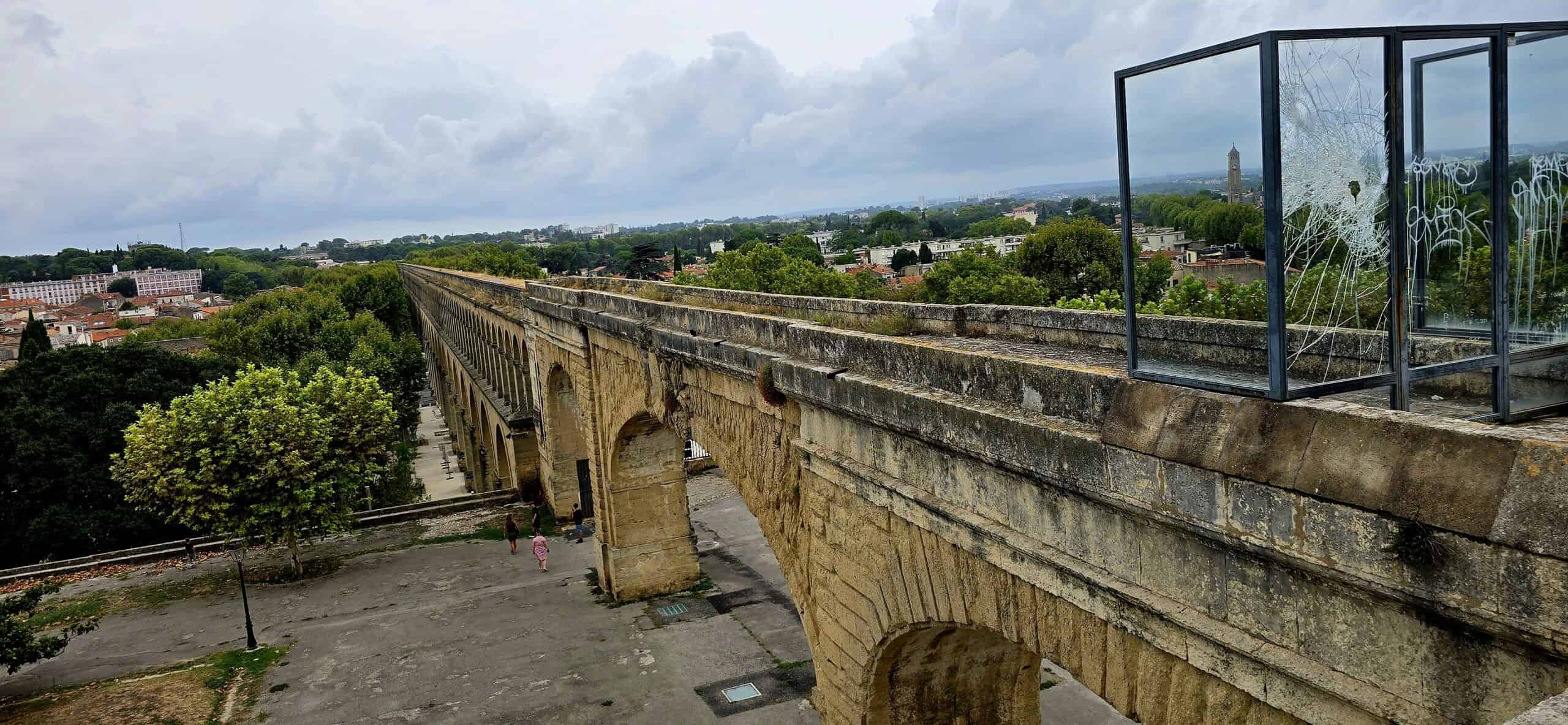 Die steinernen Bogenreihen des Aquädukts Saint-Clément in Montpellier