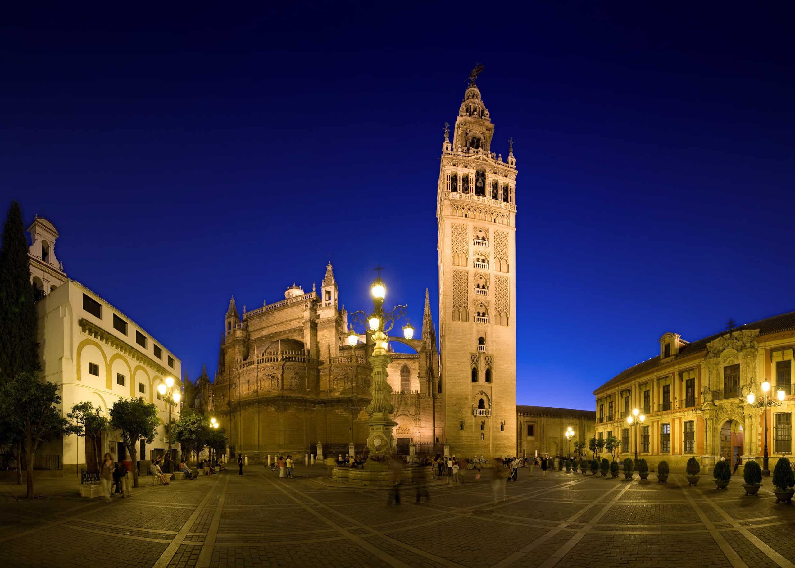 Plaza Virgen de los Reyes in Sevilla mit Kathedrale und Giralda im Hintergrund