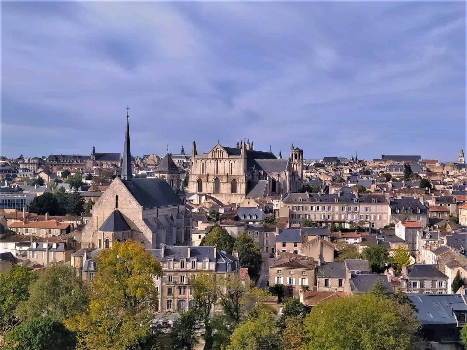 via turonensis 6 Panorama der Dächer und romanischen Kirchen im Zentrum von Poitiers unter bewölktem Himmel