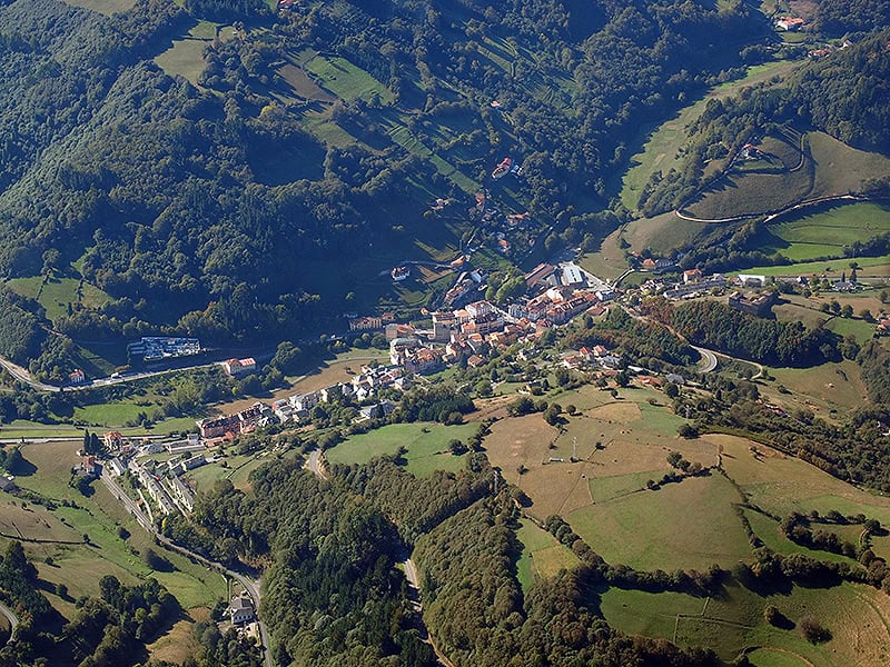 Luftaufnahme von Pola de Allande in den Bergen Asturiens