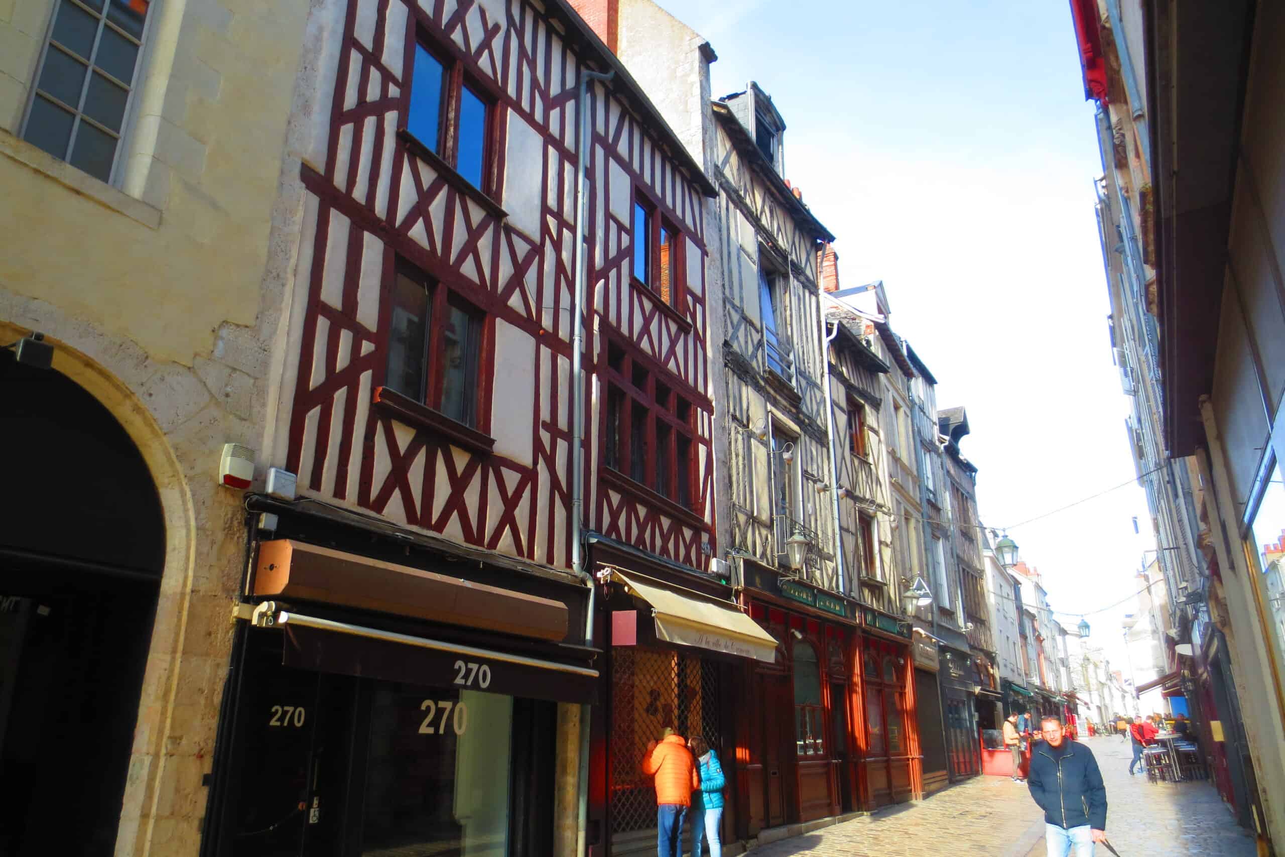 via turonensis 3 Fachwerkhaus mit rotbraunem Holzfachwerk in einer engen historischen Straße von Orléans