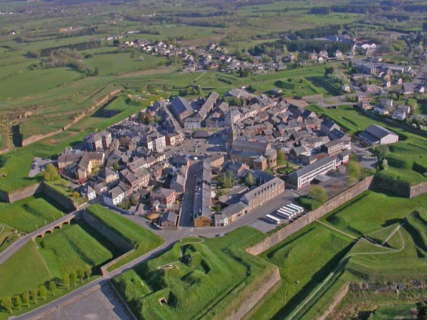Luftaufnahme der historischen Festungsstadt Rocroi mit sternförmigen Wällen und geometrischem Straßennetz