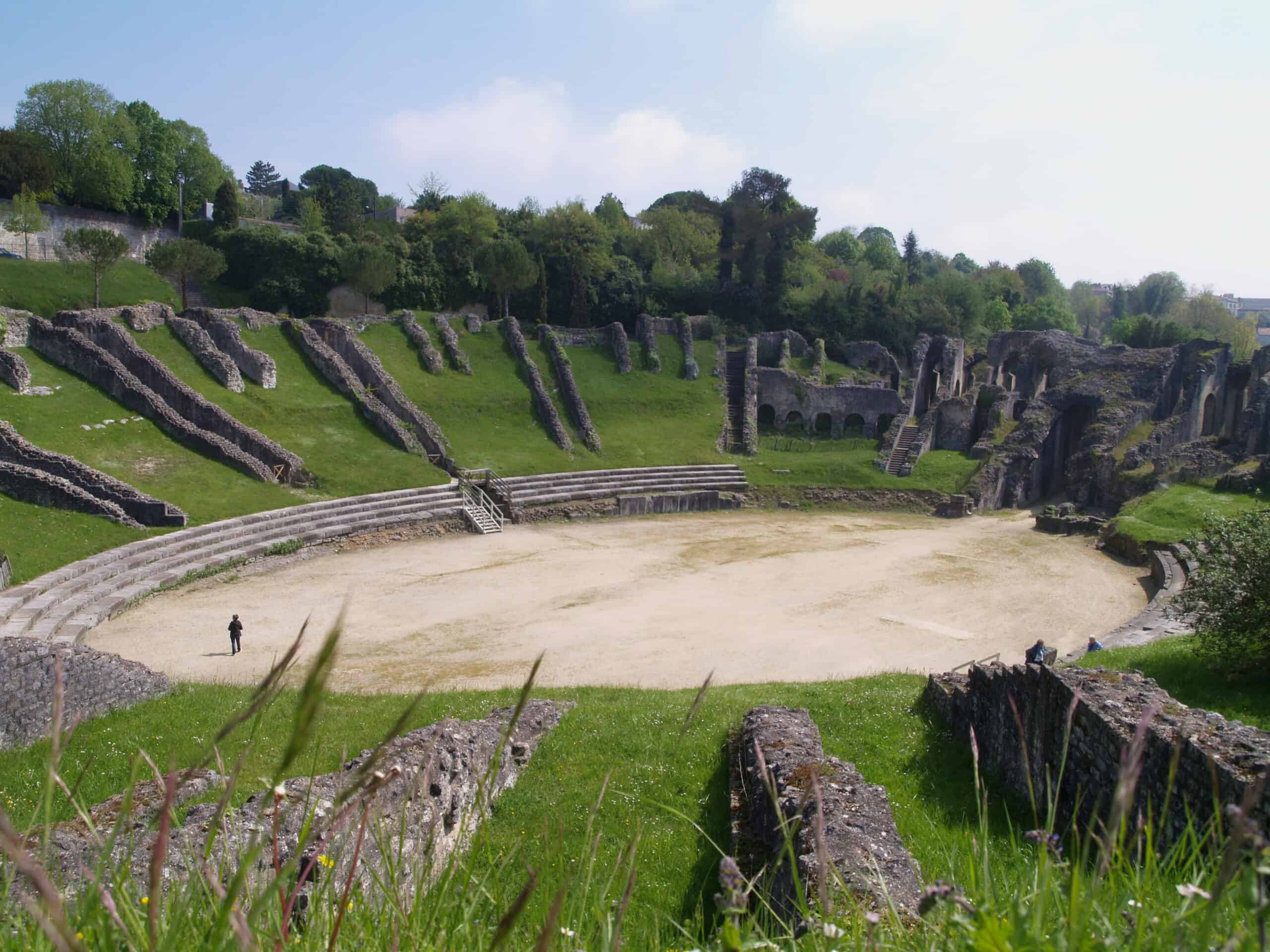 via turonensis 7 Ruinen der elliptischen Zuschauertribünen und der Arena des römischen Amphitheaters von Saintes