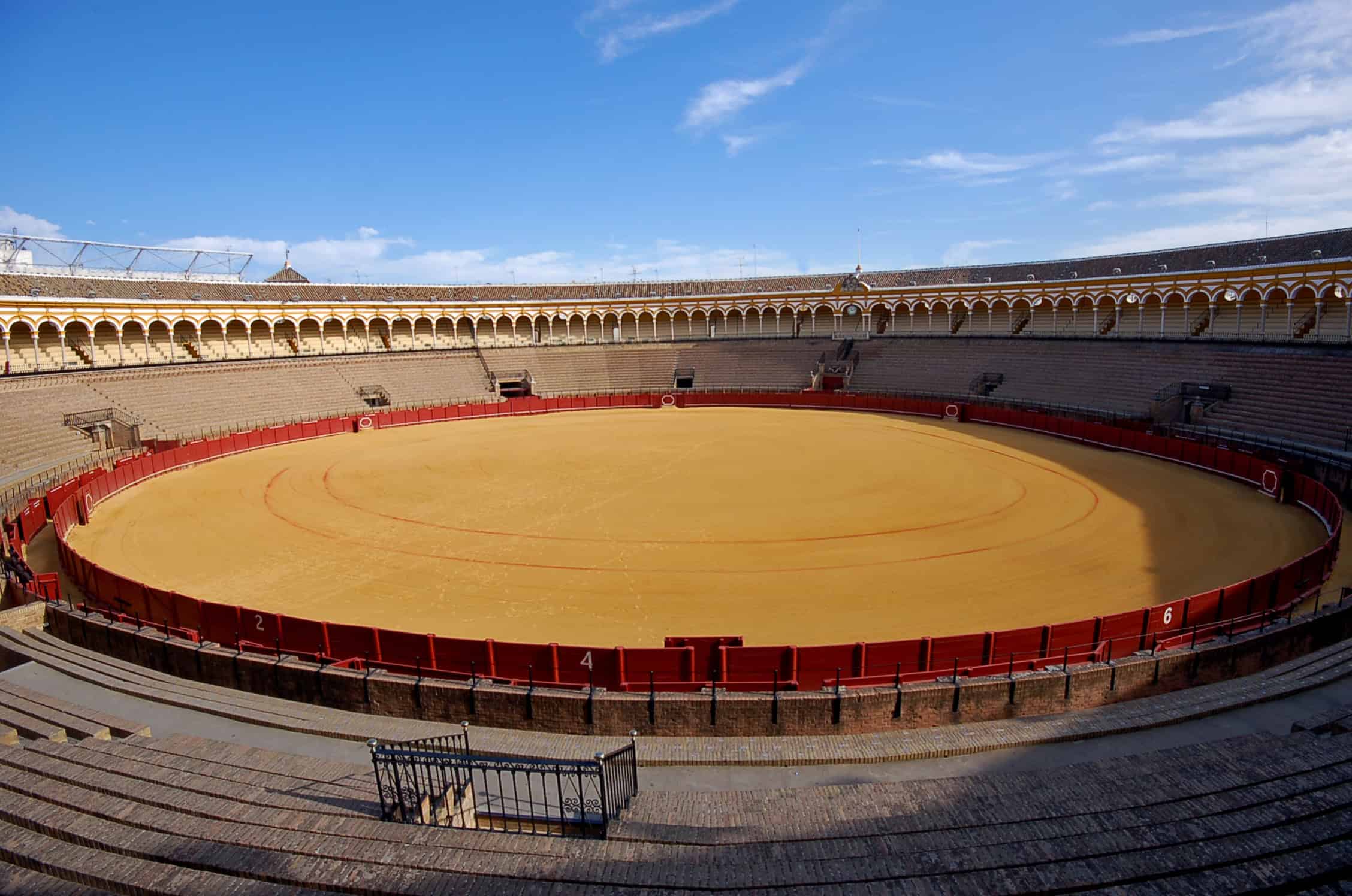 Blick in die historische Stierkampfarena Real Maestranza in Sevilla