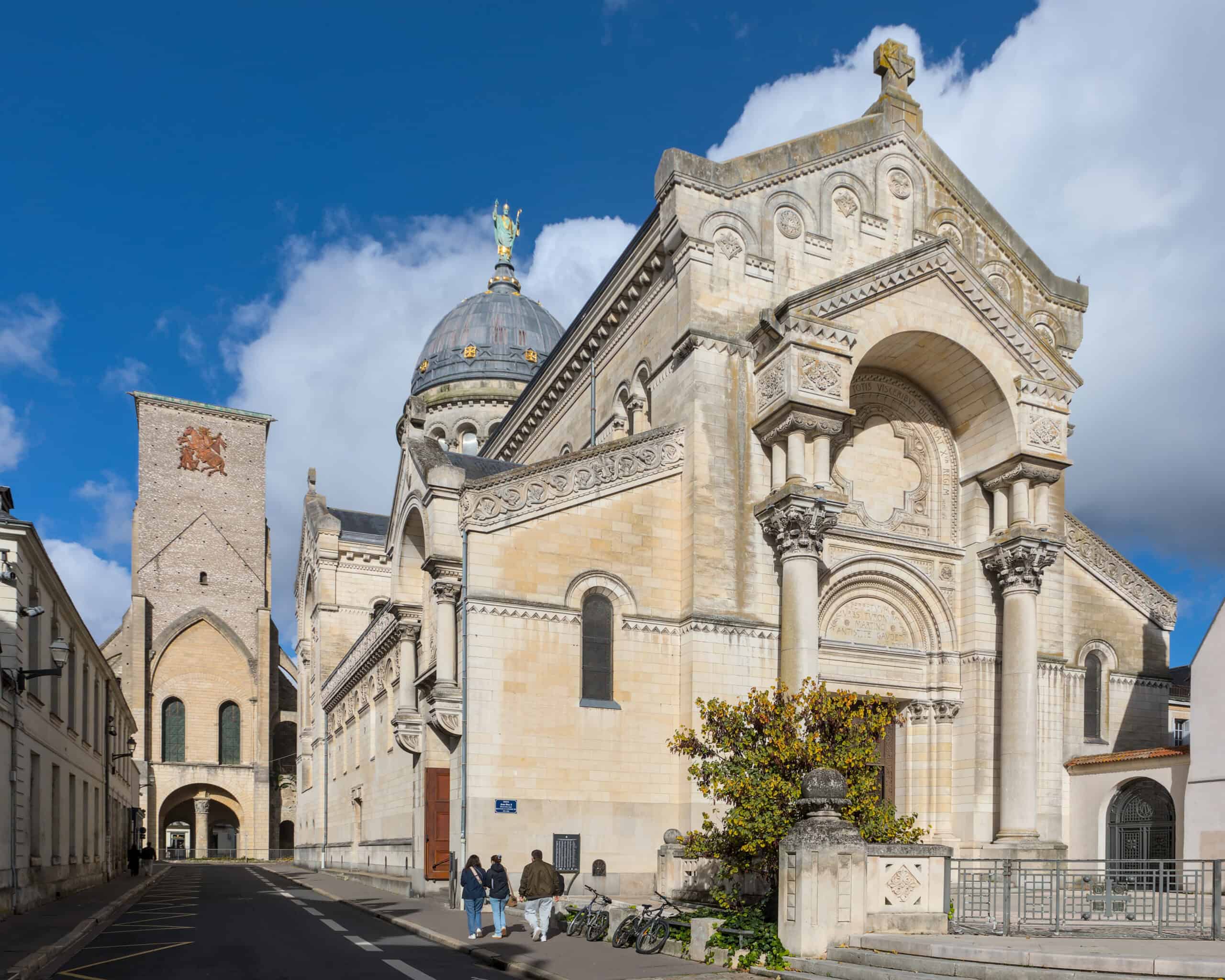 via turonensis 1 Basilika Saint-Martin mit steinerner Fassade und Kuppel sowie mittelalterlichem Turm Charlemagne in Tours