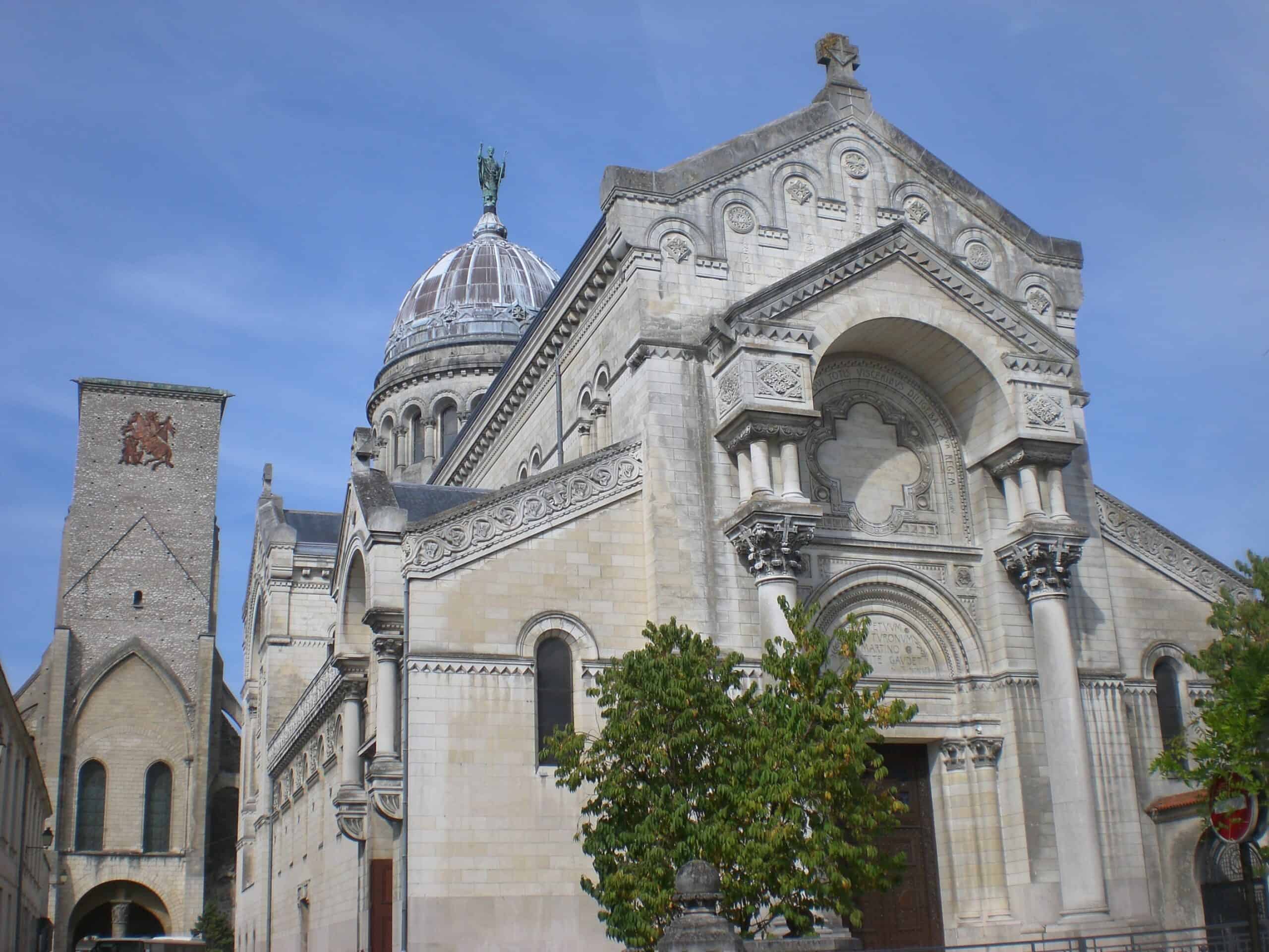 via turonensis 4 Steinerne Westfassade der Basilika Saint-Martin in Tours mit Kuppel und benachbartem Turm