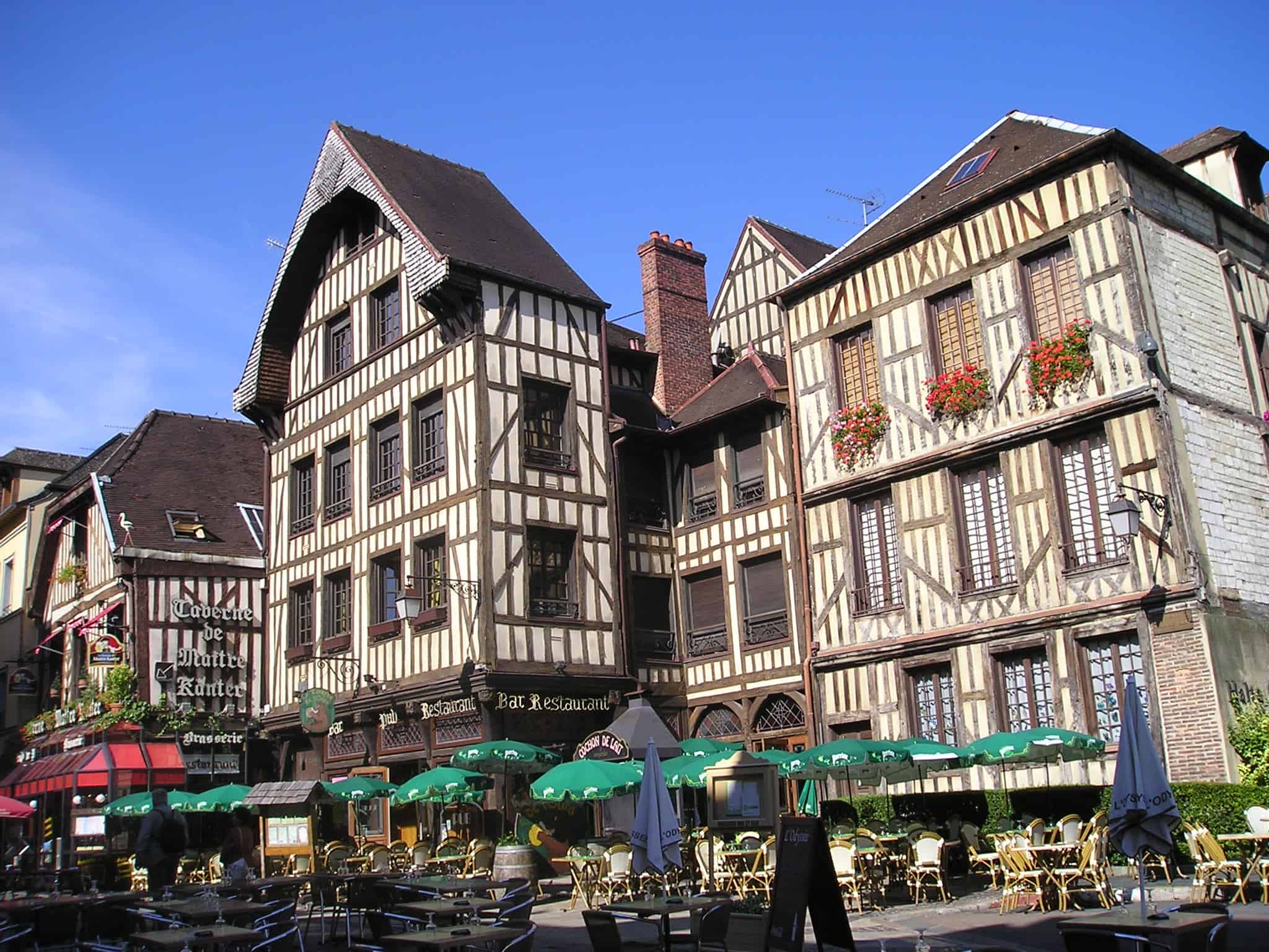 Historische Fachwerkhäuser und Straßen im Zentrum der Stadt Troyes