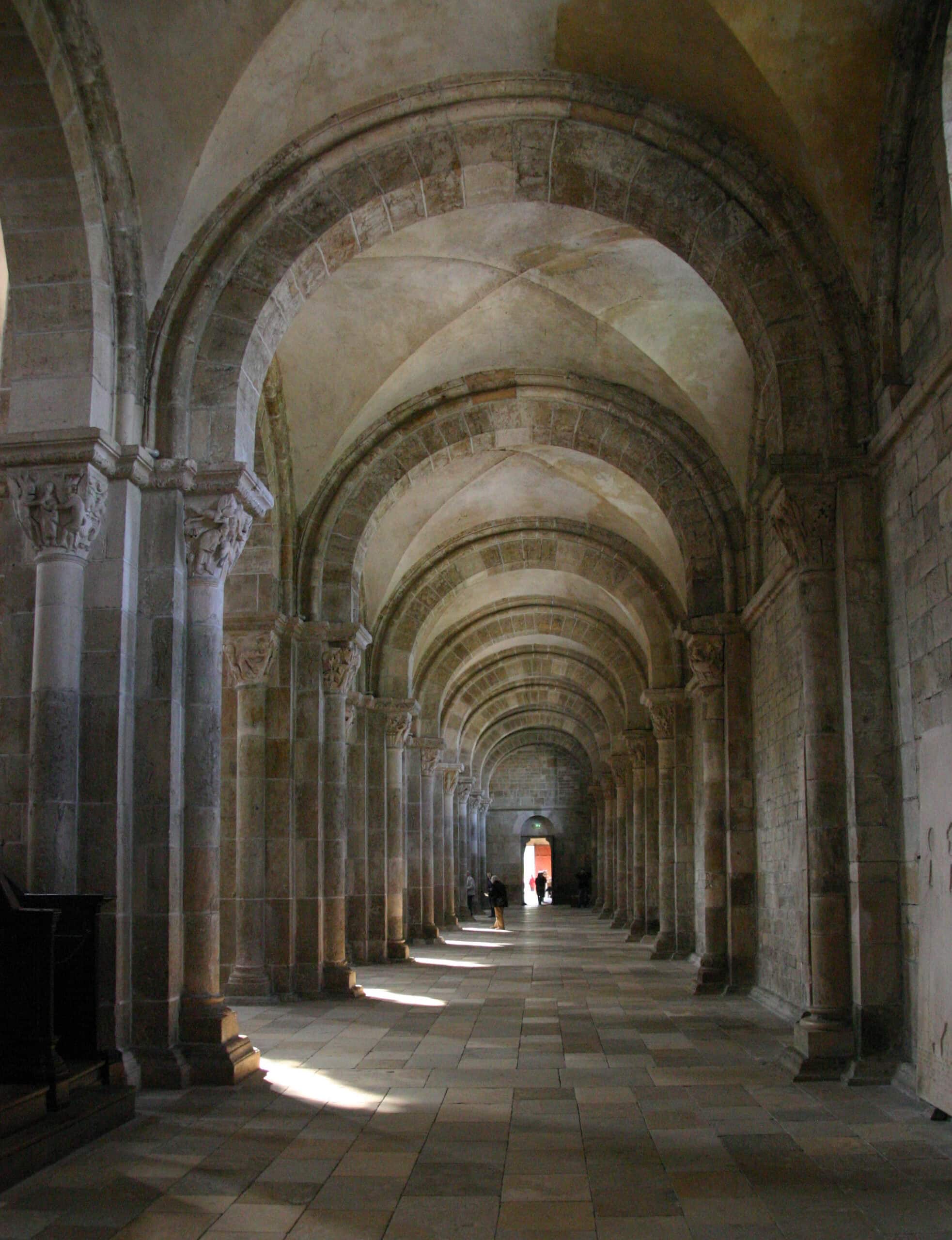 Romanisches Seitenschiff der Basilika Sainte-Marie-Madeleine in Vézelay mit Folge von Rundbögen und Säulen