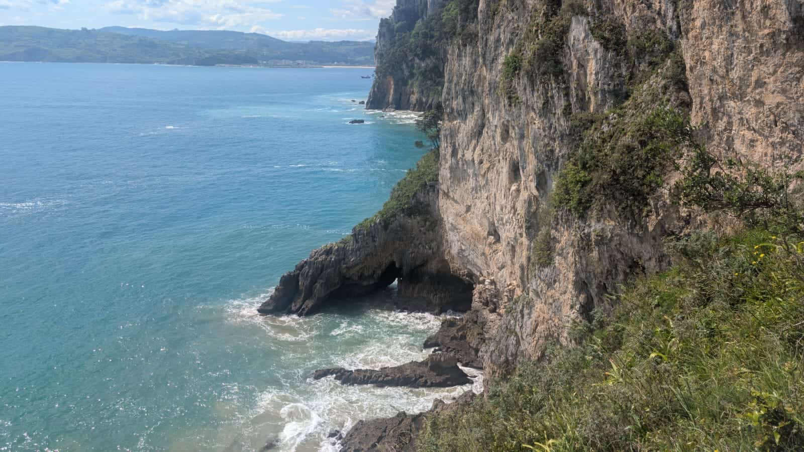 Felsige Küstenlandschaft mit Blick auf eine weite Bucht und das Meer