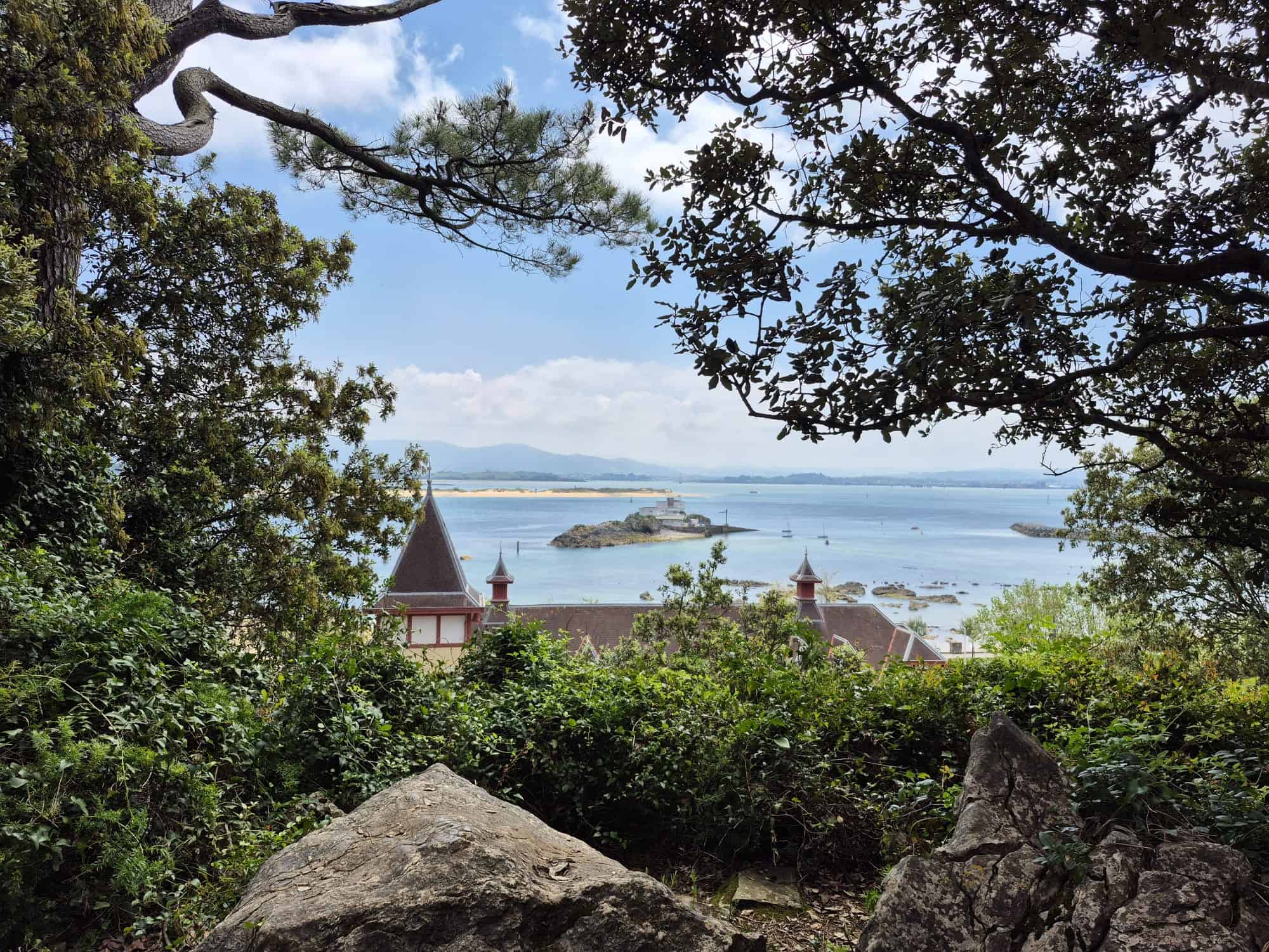 Blick über die grüne Atlantikküste am Camino del Norte in Nordspanien