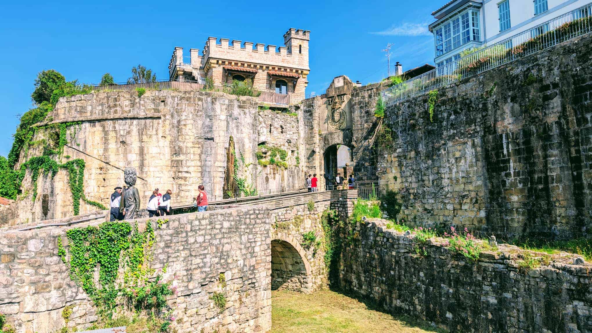 Historische Steinbefestigung mit Stadttor entlang des Camino del Norte
