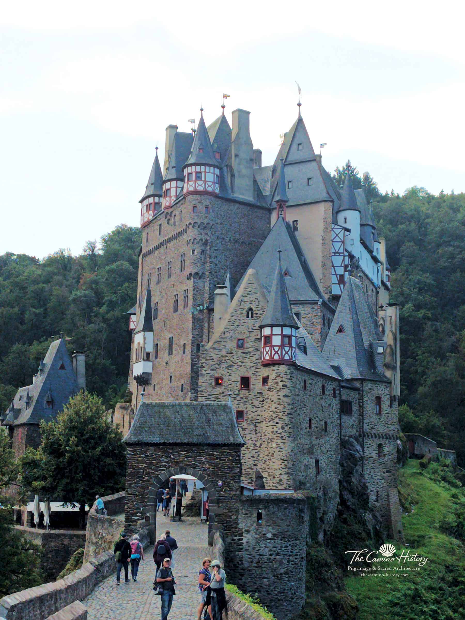 Burg Eltz im bewaldeten Tal, eine Sehenswürdigkeit am Mosel-Camino