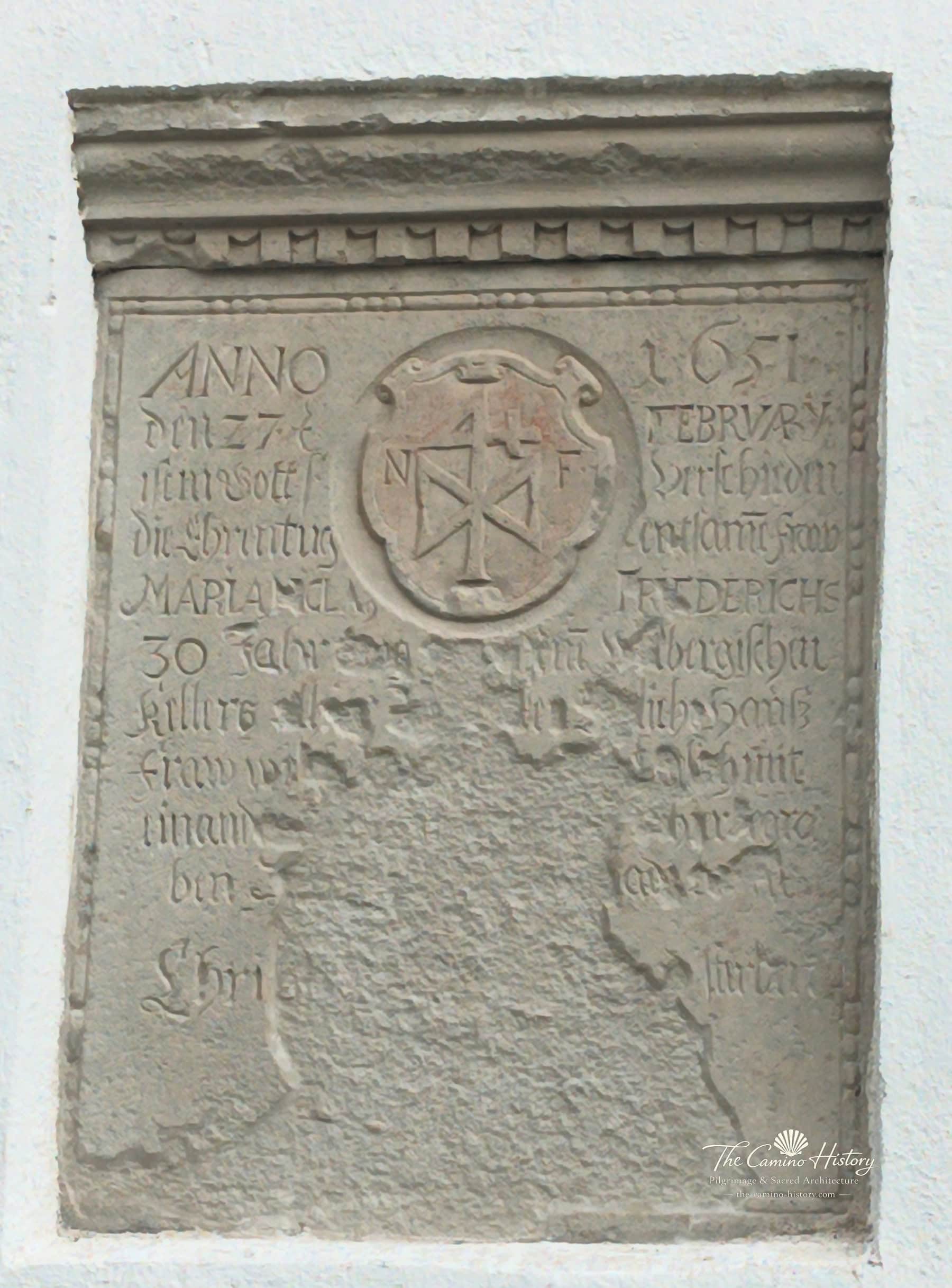 Helle historische Grabplatte an St. Michael in Alken mit Inschriften und gerahmtem geometrischem Zeichen
