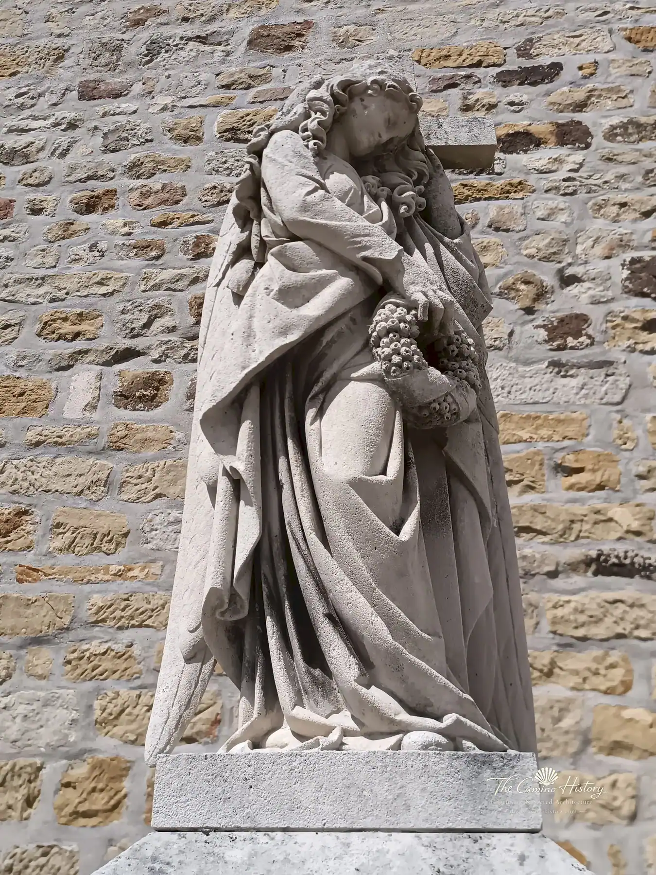 Figürliche Grabplastik – Chézeaux – Chézeaux – Kirche (nicht näher bezeichnet). Darstellung: Frau, Trauernde.