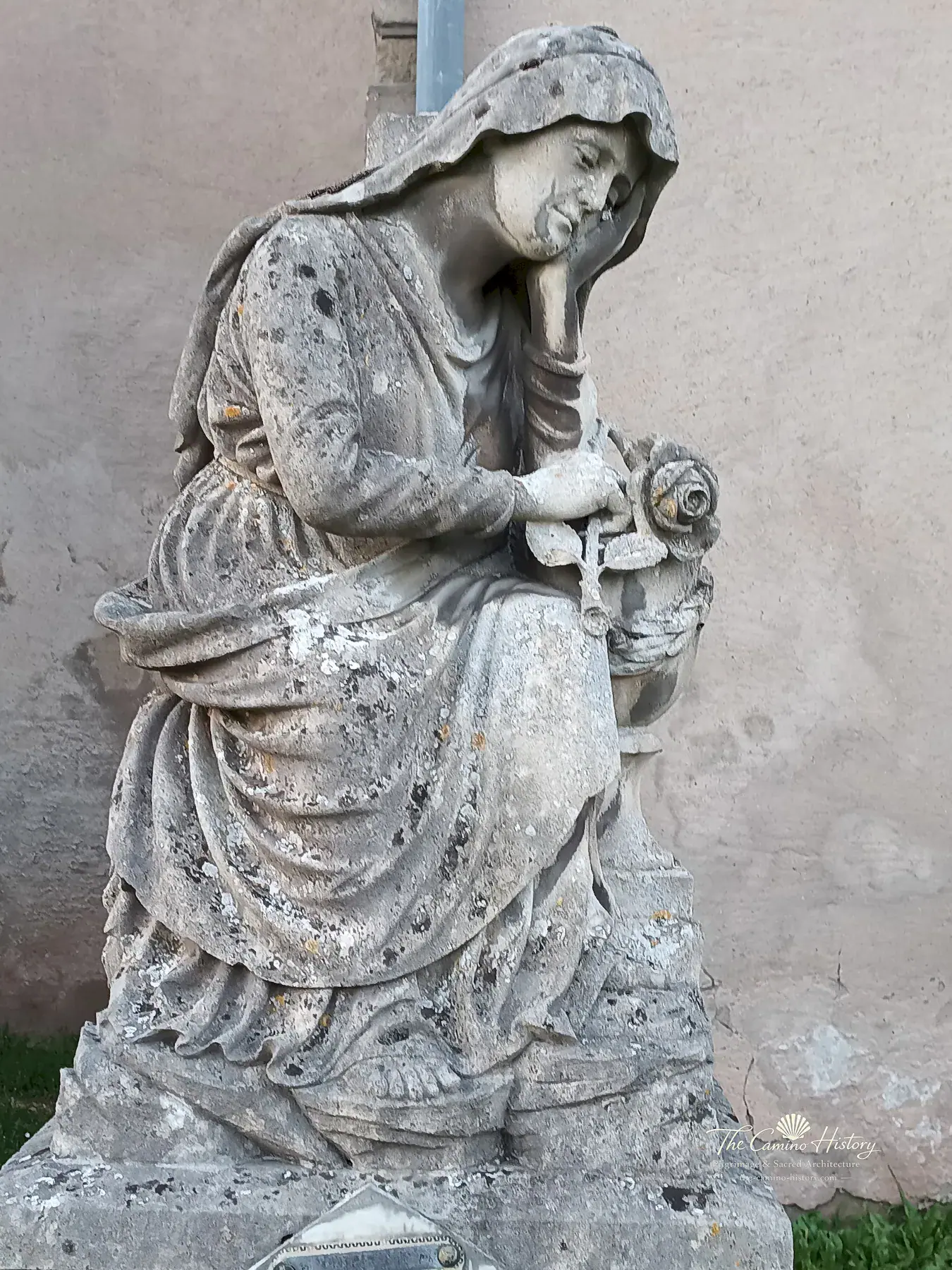 Grabmalaufnahme – Kédange – Kédange – Eglise St Rémy. Darstellung: Frau, Trauernde.
