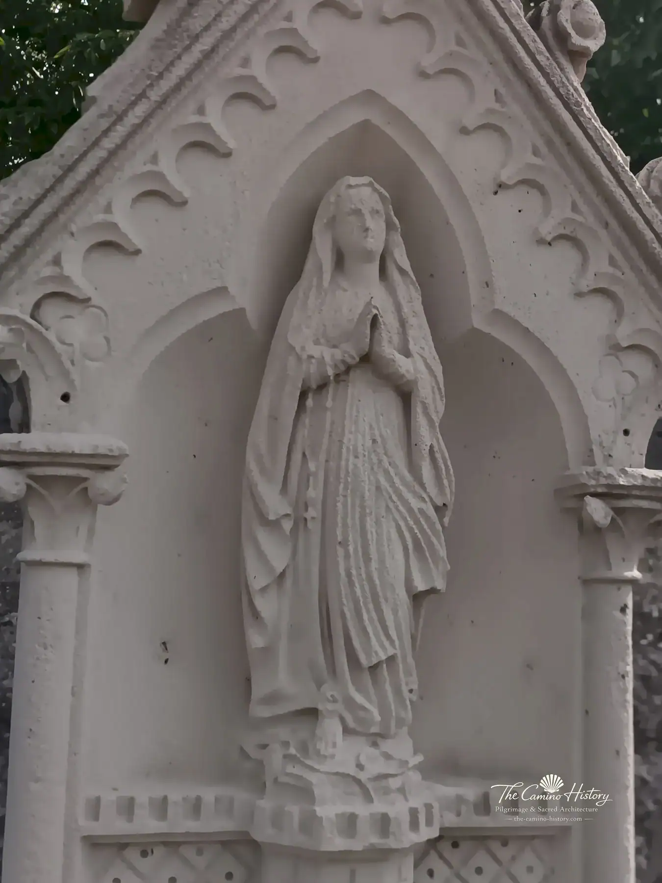 Grabmalaufnahme – Taillancourt – Taillancourt - Église Saint-Gengoult. Darstellung: Frau, Betende.