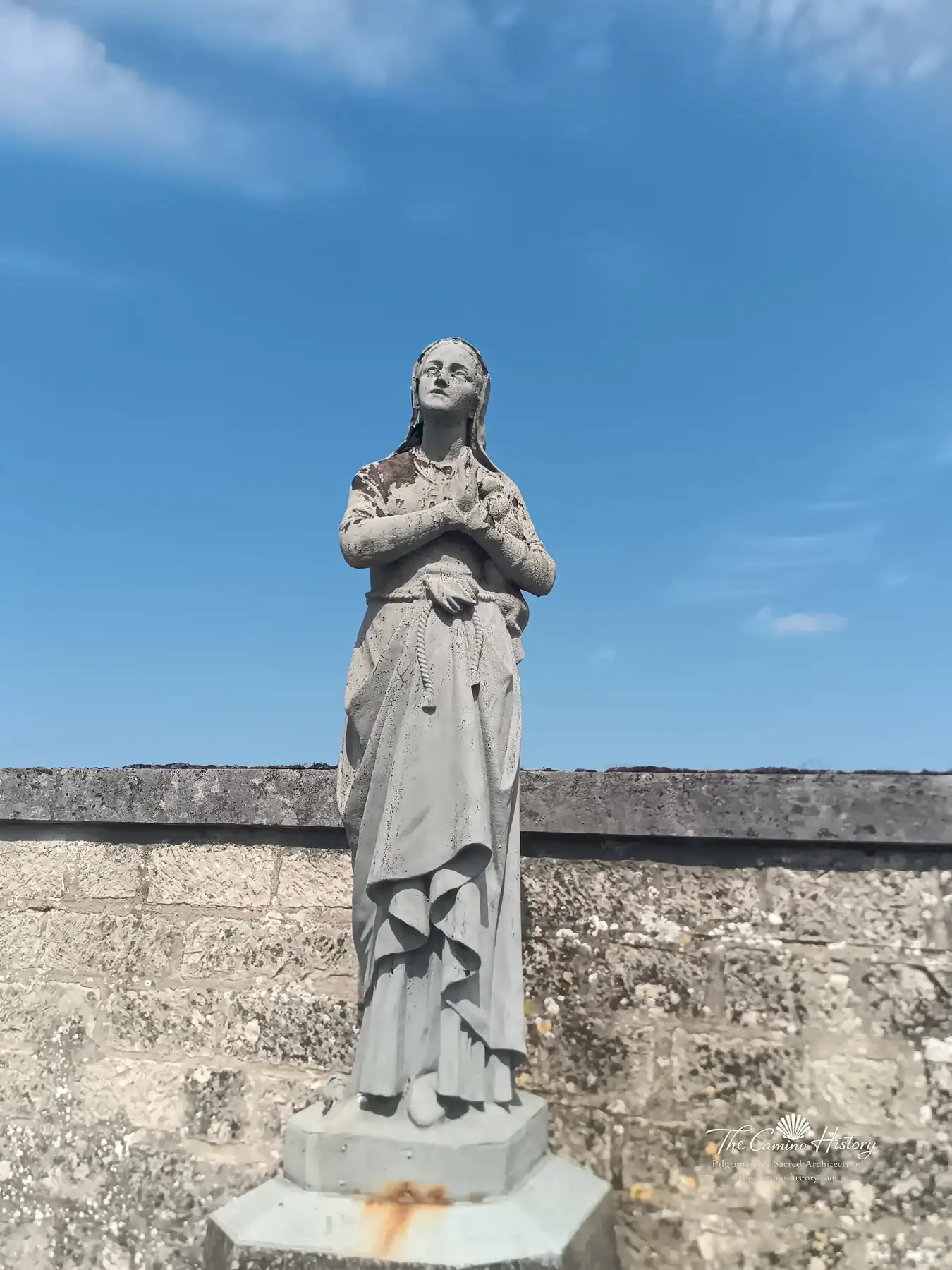 Figürliche Grabplastik – Taillancourt – Taillancourt - Église Saint-Gengoult. Darstellung: Frau, Betende.