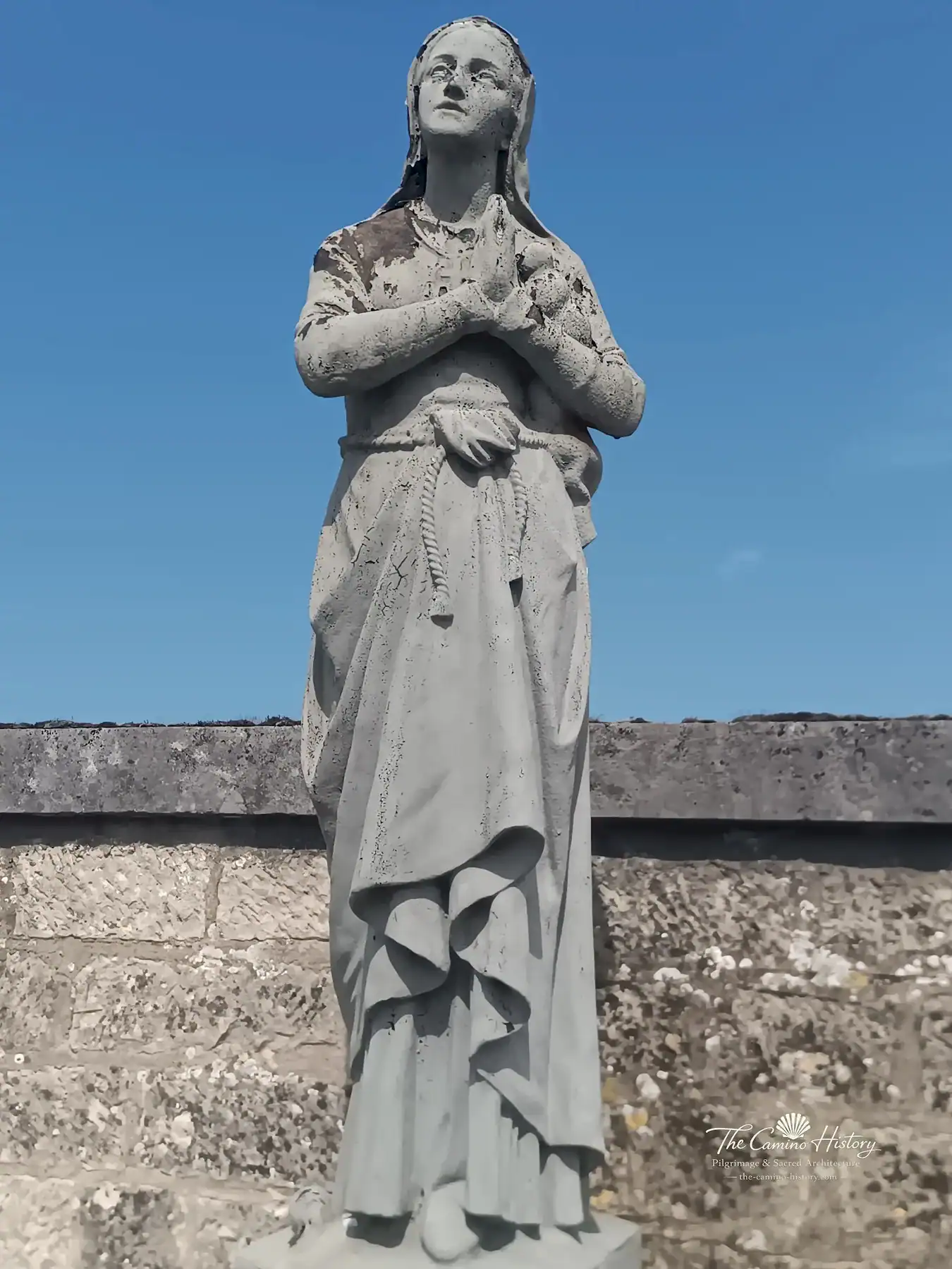 Figürliche Grabplastik – Taillancourt – Taillancourt - Église Saint-Gengoult. Darstellung: Frau, Betende.